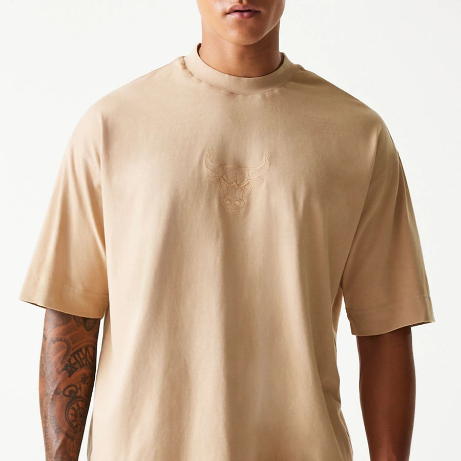 The Male model is wearing Chicago Bulls NBA Washed Beige Box T-Shirt 3