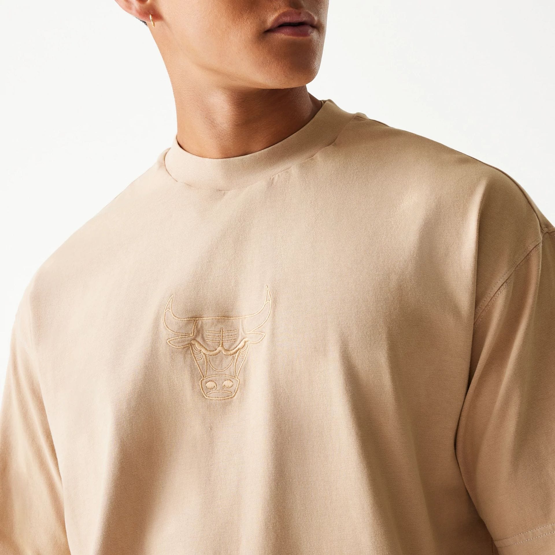 The Male model is wearing Chicago Bulls NBA Washed Beige Box T-Shirt 4