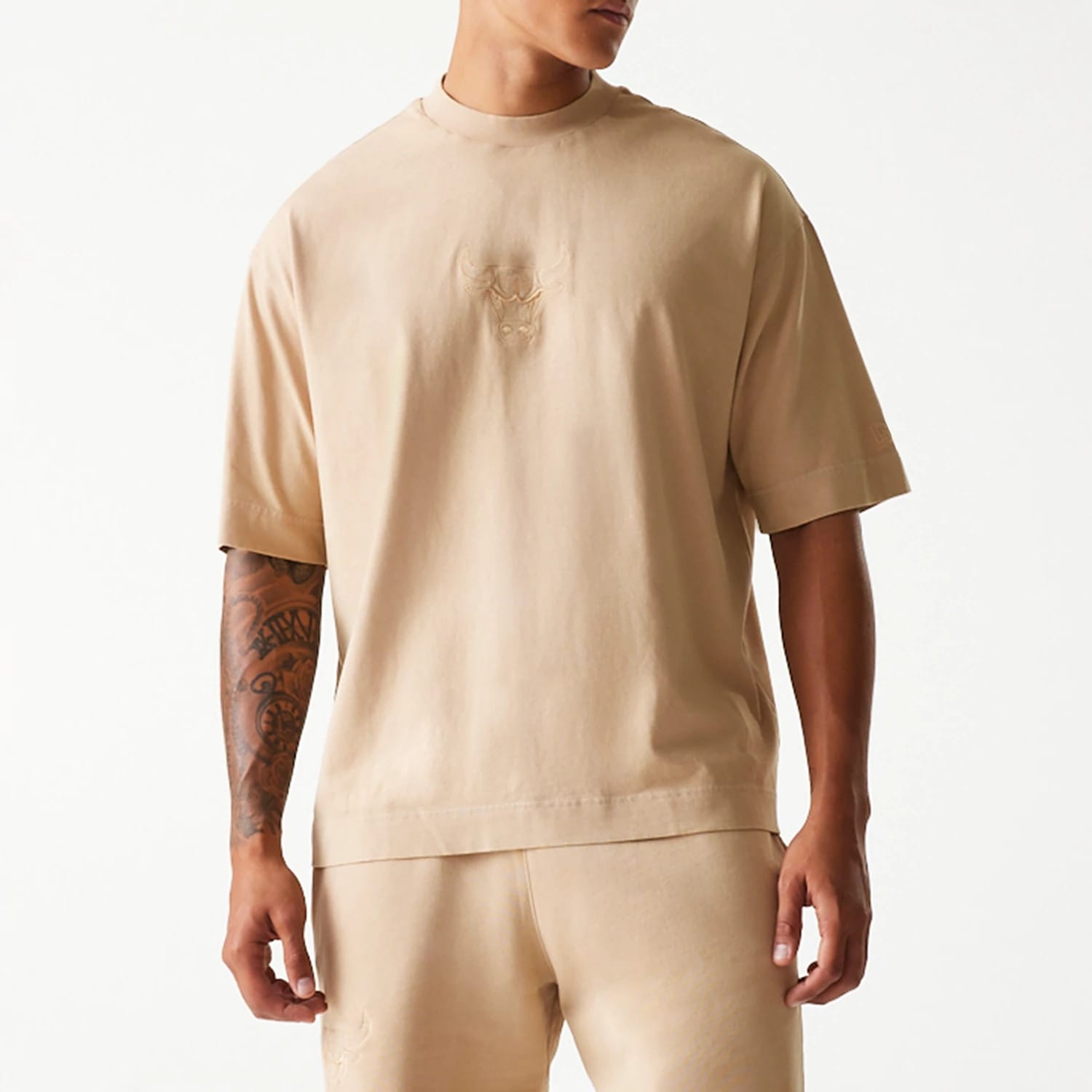 The Male model is wearing Chicago Bulls NBA Washed Beige Box T-Shirt 6