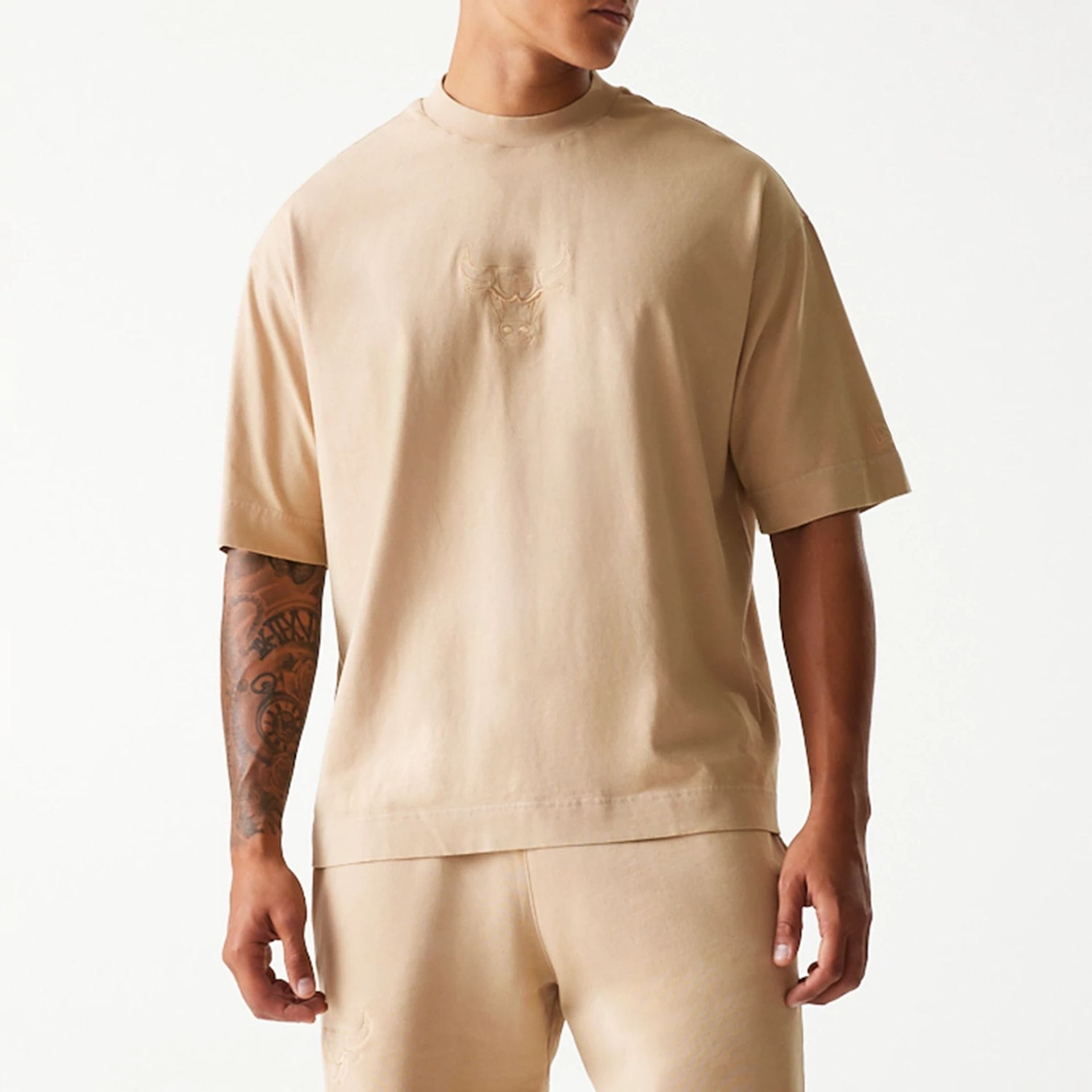 The Male model is wearing Chicago Bulls NBA Washed Beige Box T-Shirt 6