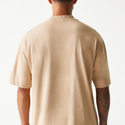 The Male model is wearing Chicago Bulls NBA Washed Beige Box T-Shirt 7