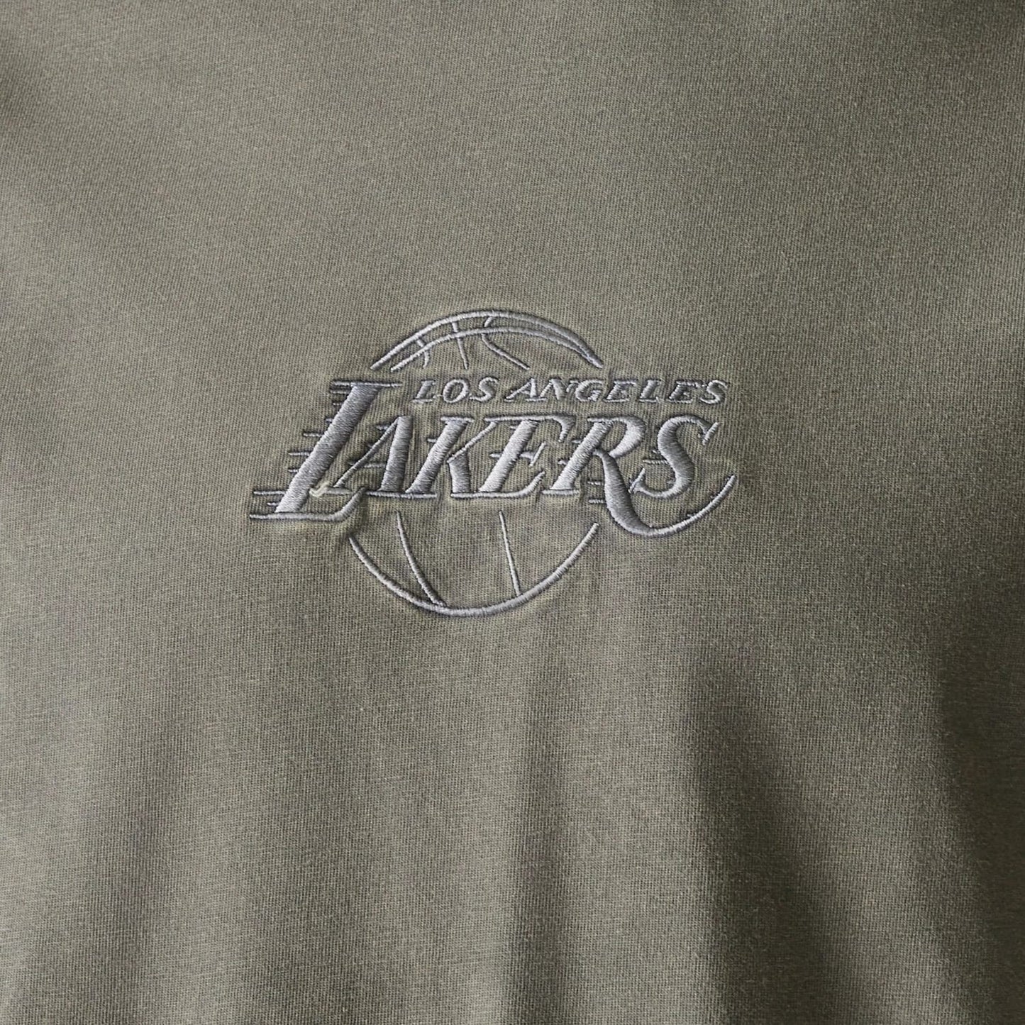 The Male model is wearing LA Lakers NBA Washed Grey Box T-Shirt 4