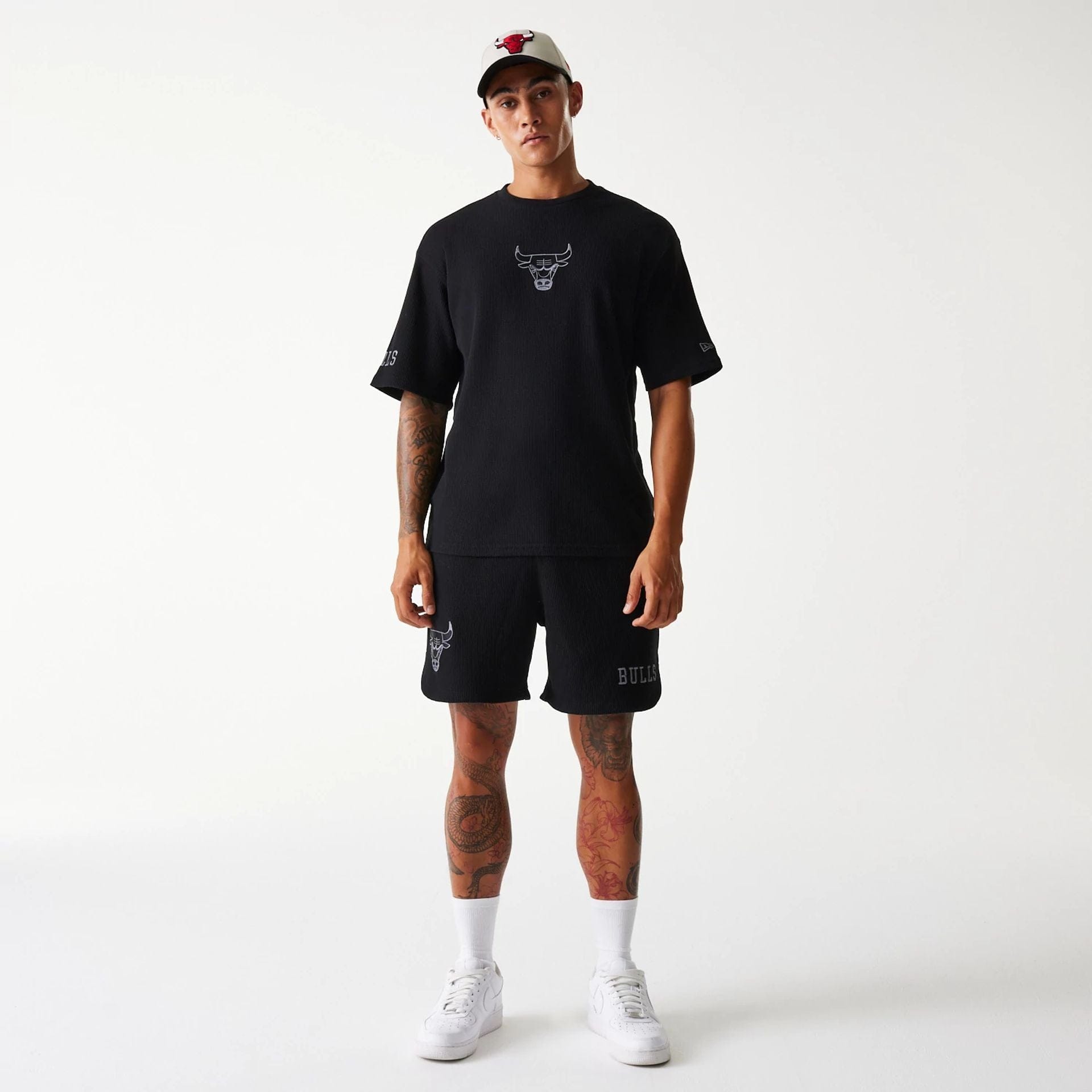 The Male model is wearing Chicago Bulls NBA Waffle Black Oversized T-Shirt 8