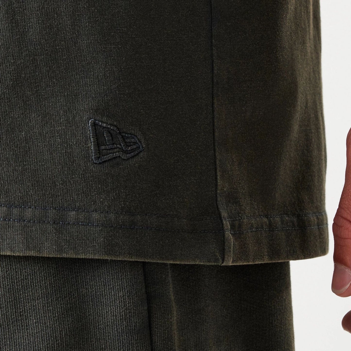 The Male model is wearing Chicago Bulls NBA Washed Grey Sleeveless T-Shirt 7