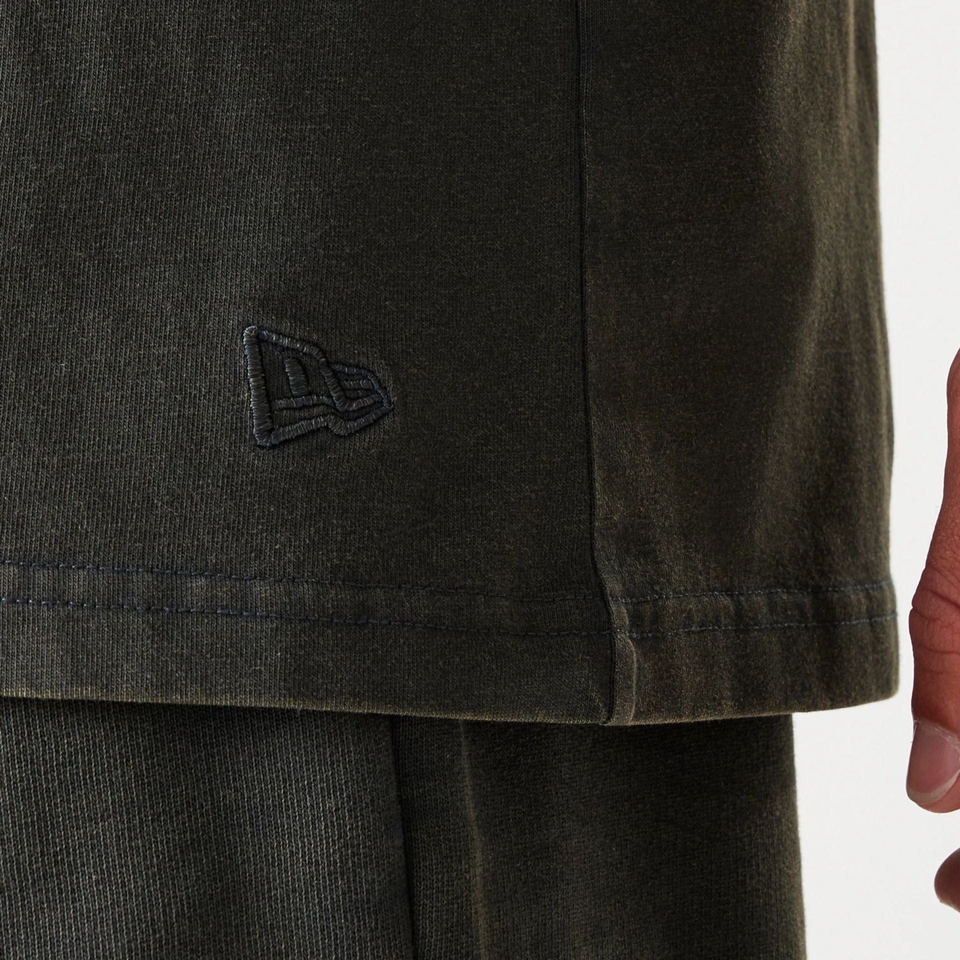 The Male model is wearing Chicago Bulls NBA Washed Grey Sleeveless T-Shirt 7