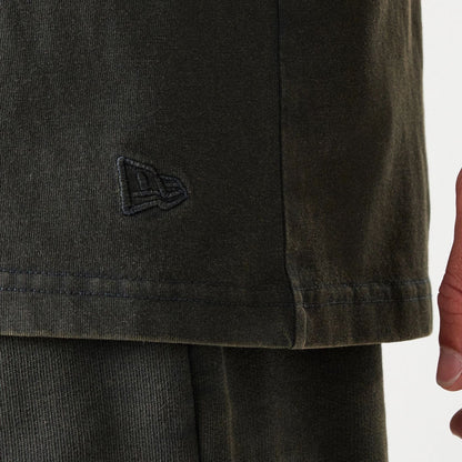 The Male model is wearing Chicago Bulls NBA Washed Grey Sleeveless T-Shirt 7