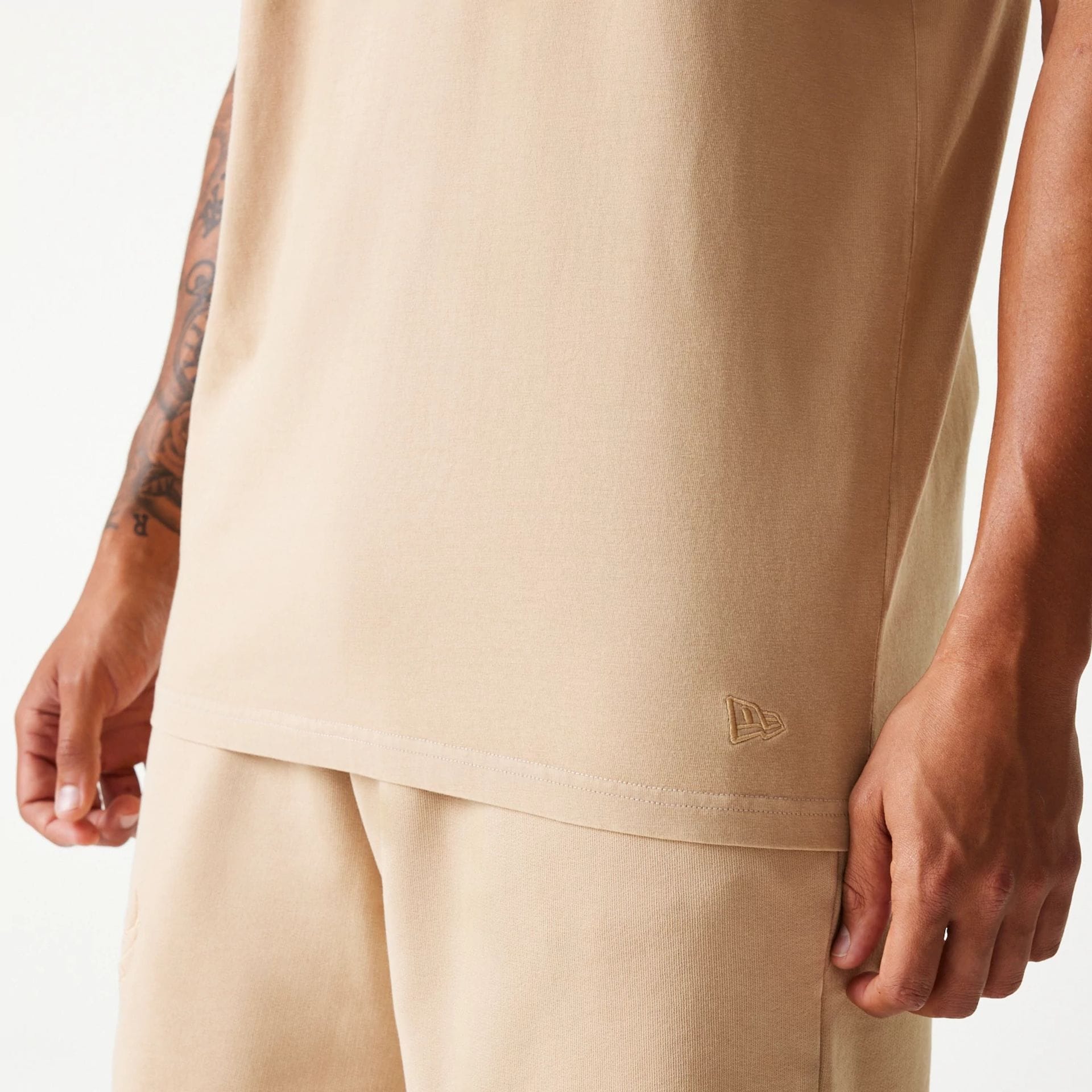 The Male model is wearing Chicago Bulls NBA Washed Beige Sleeveless T-Shirt 5