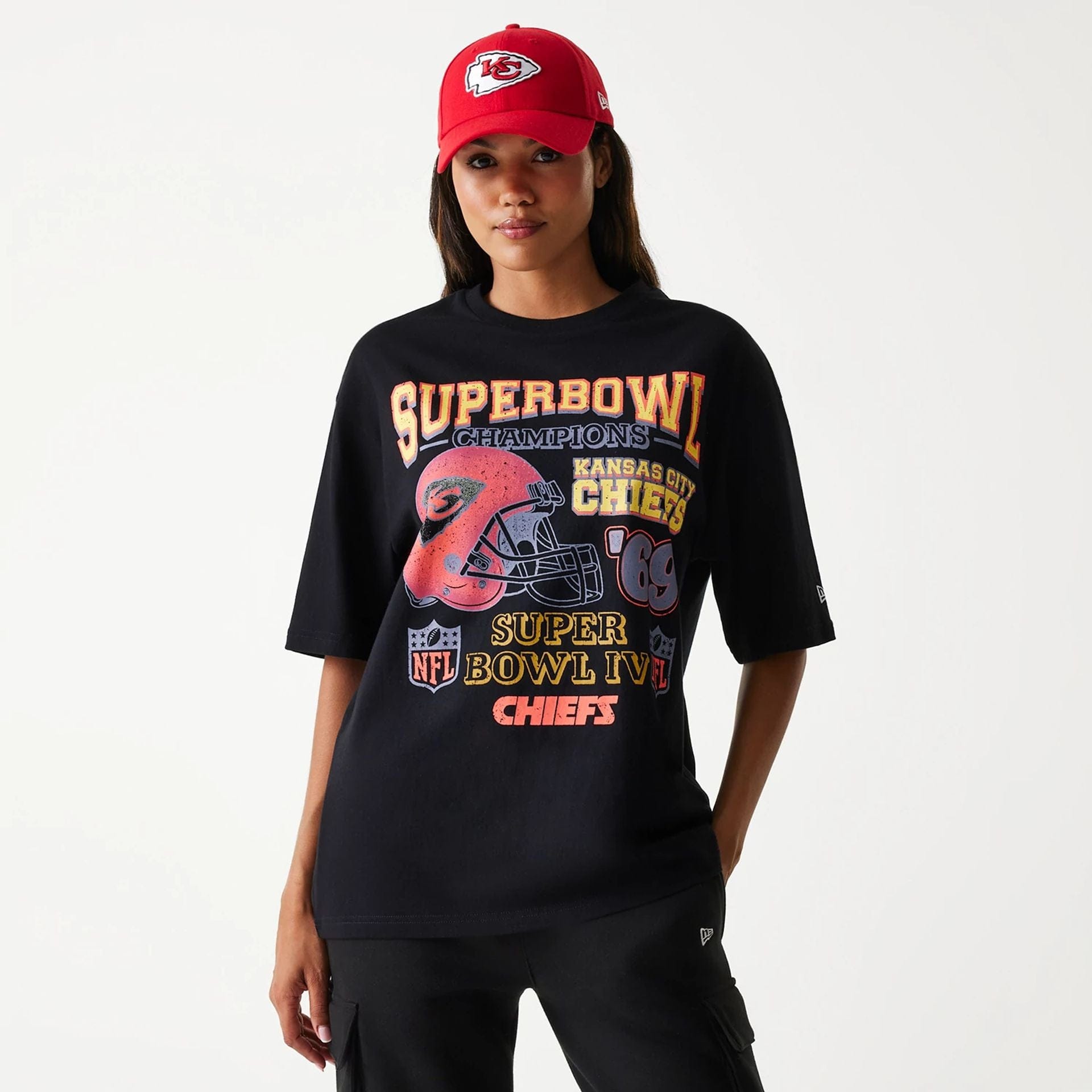 The Male model is wearing Kansas City Chiefs NFL Super Bowl Black Oversized T-Shirt 4
