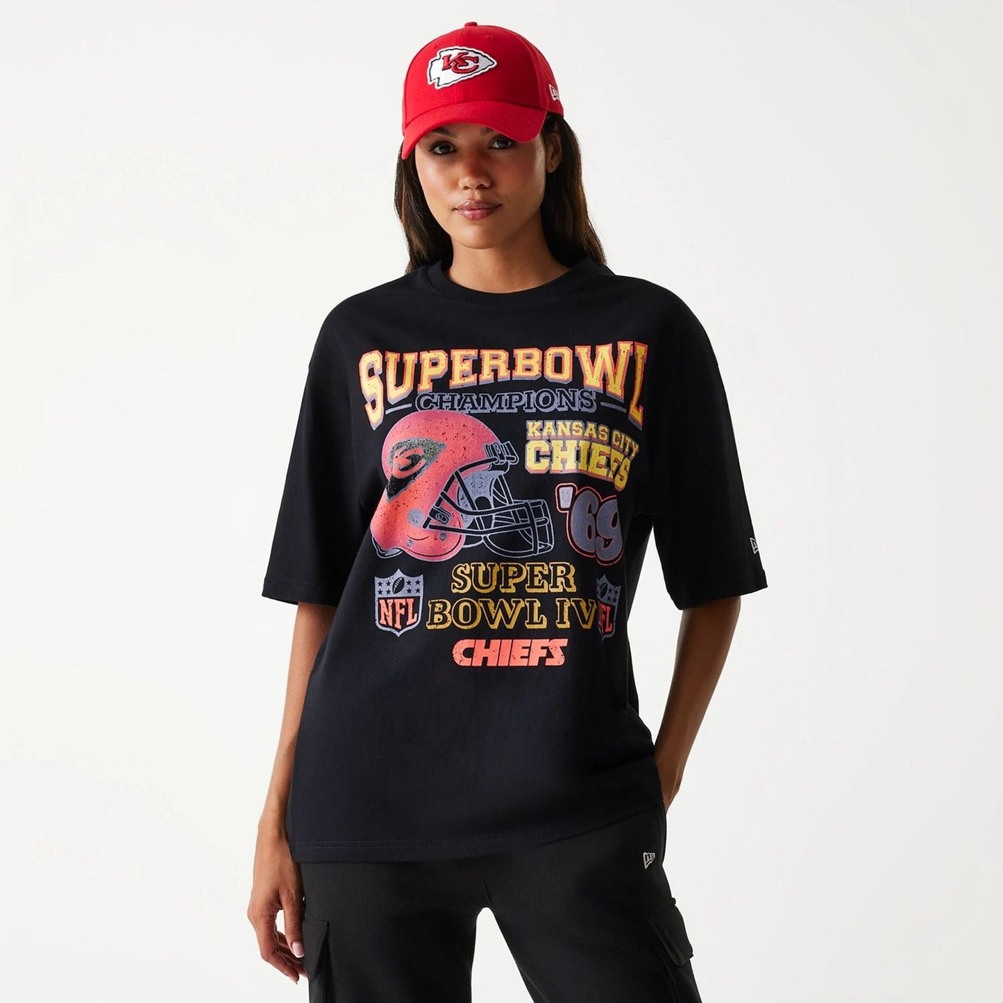 The Male model is wearing Kansas City Chiefs NFL Super Bowl Black Oversized T-Shirt 4