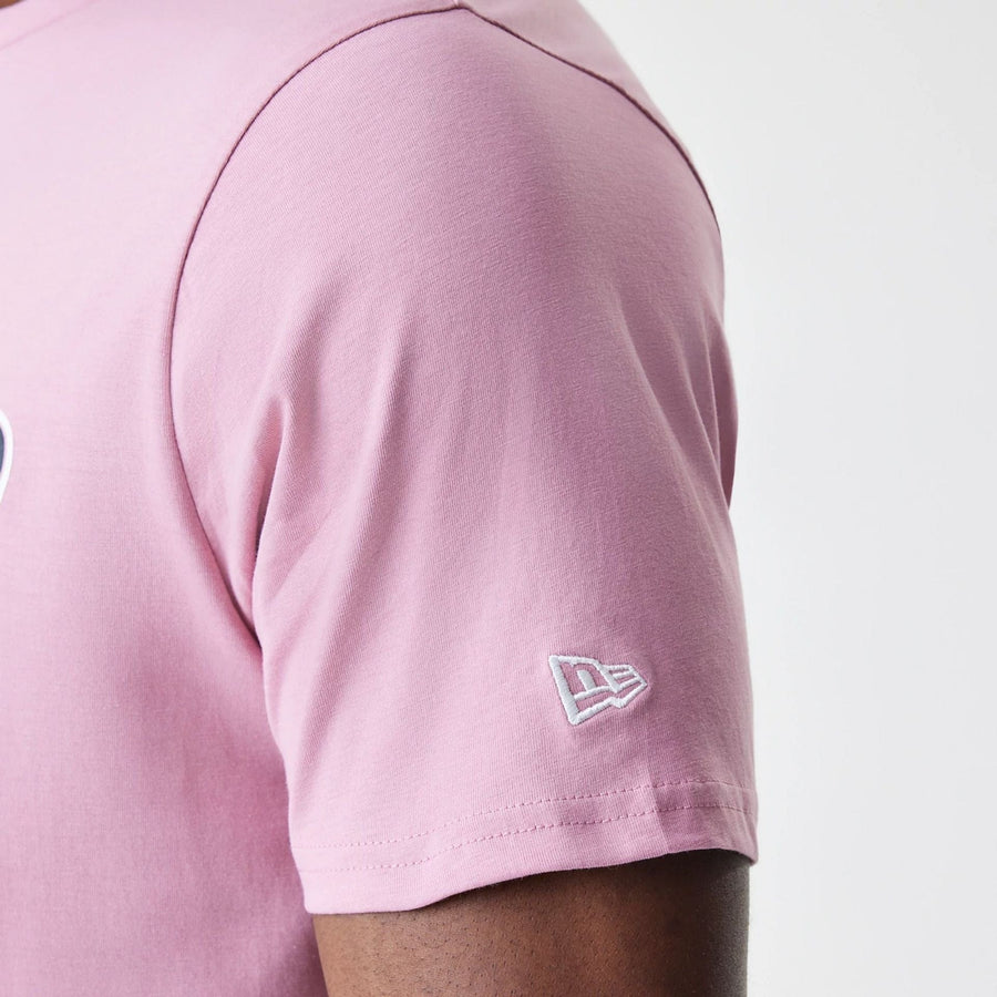 The Male model is wearing Chicago Bulls NBA Bubble Wordmark Pink T-Shirt 5