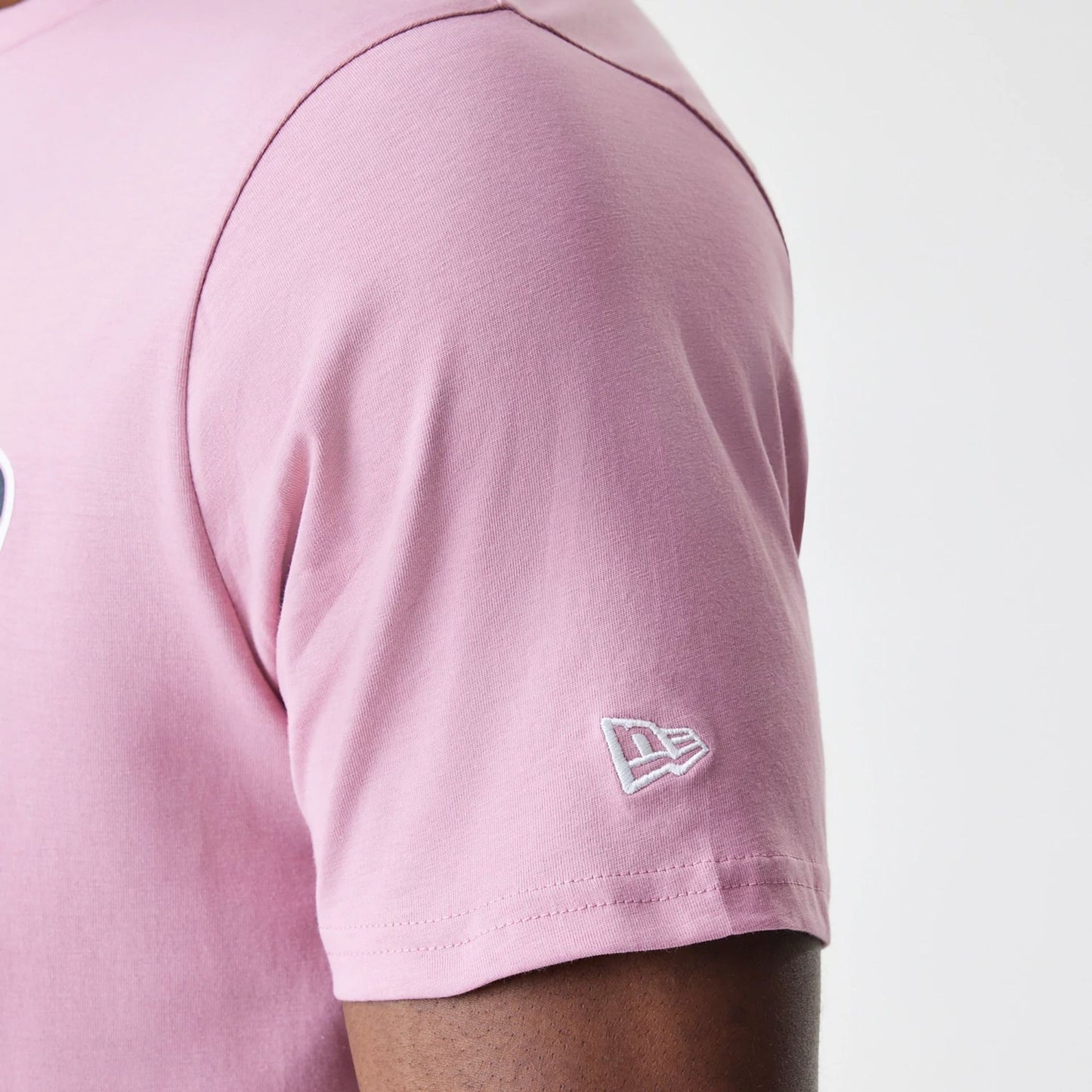 The Male model is wearing Chicago Bulls NBA Bubble Wordmark Pink T-Shirt 5