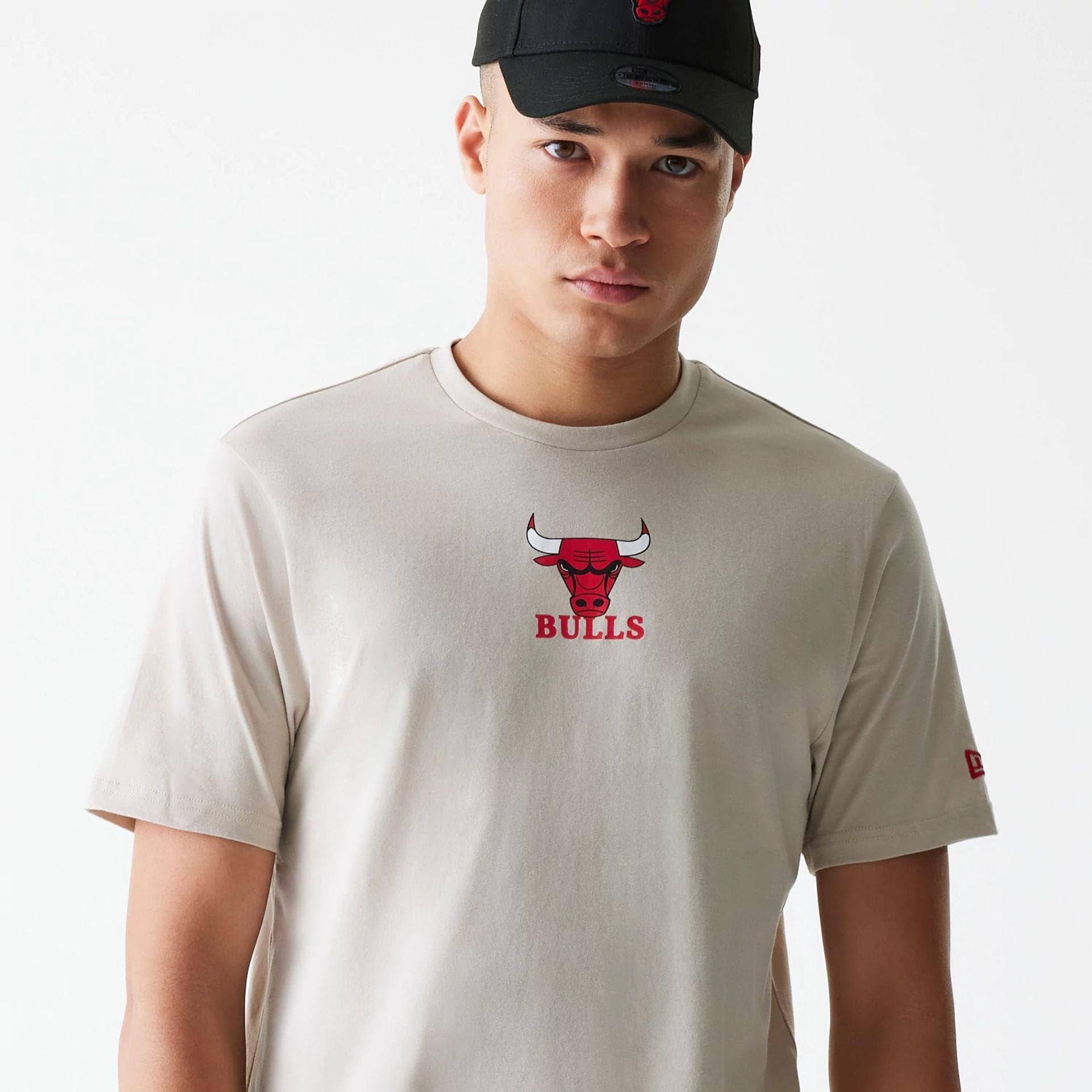 The Male model is wearing Chicago Bulls NBA Logo Cream T-Shirt 4