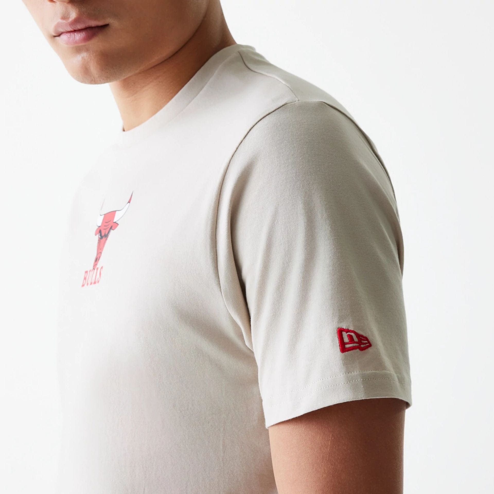 The Male model is wearing Chicago Bulls NBA Logo Cream T-Shirt 5