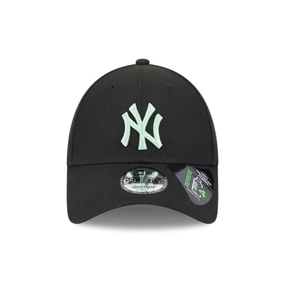 This is a New York Yankees Repreve® MLB Peppermint Black 9FORTY Adjustable Cap 2