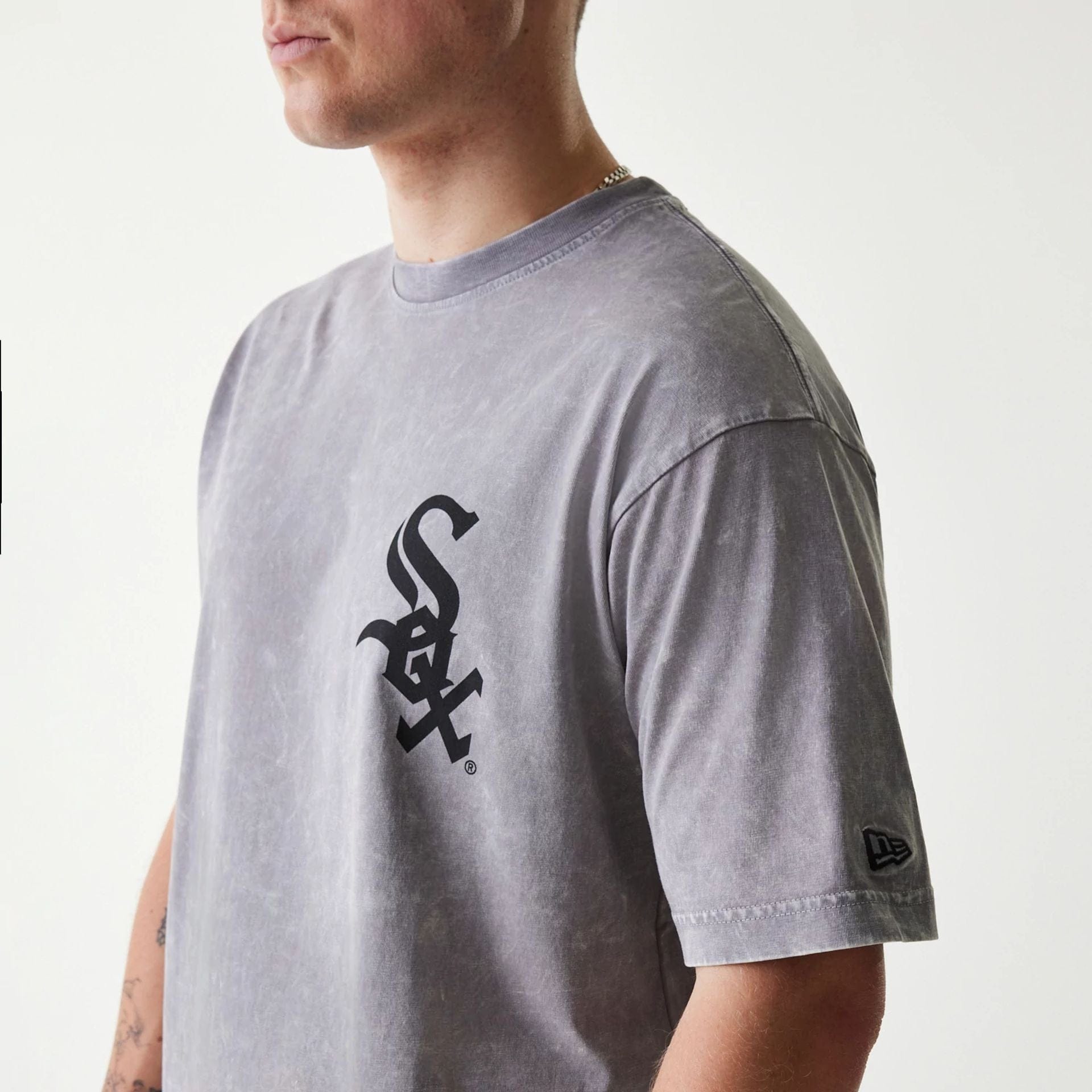 The Male model is wearing Chicago White Sox MLB Sport Classic Grey T-Shirt 4