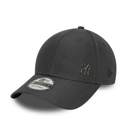 New York Yankees MLB Flawless Dark Grey New Era 9FORTY Adjustable Cap, three-quarter view showing a black NY logo embroidered on the front panel, black New Era flag logo on the left side, and 9FORTY size sticker on the visor.