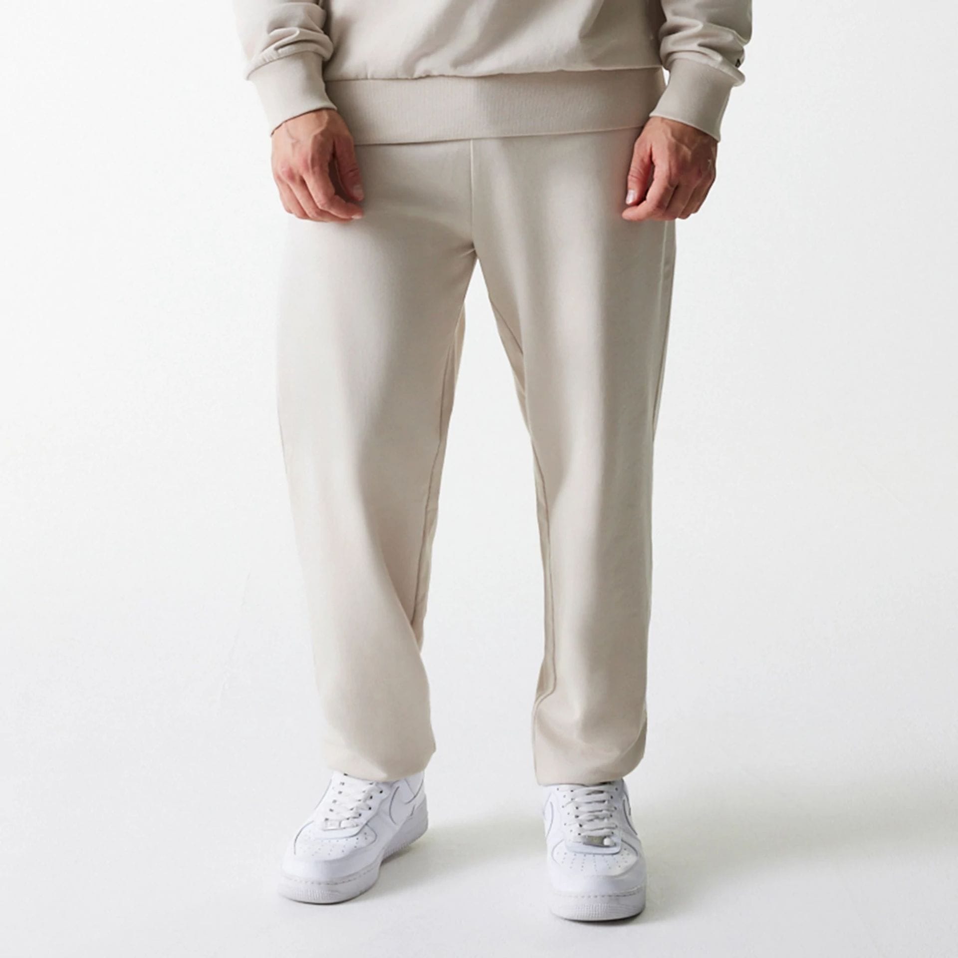 The Male model is wearing New York Yankees MLB League Essential Midi Cream Joggers 3