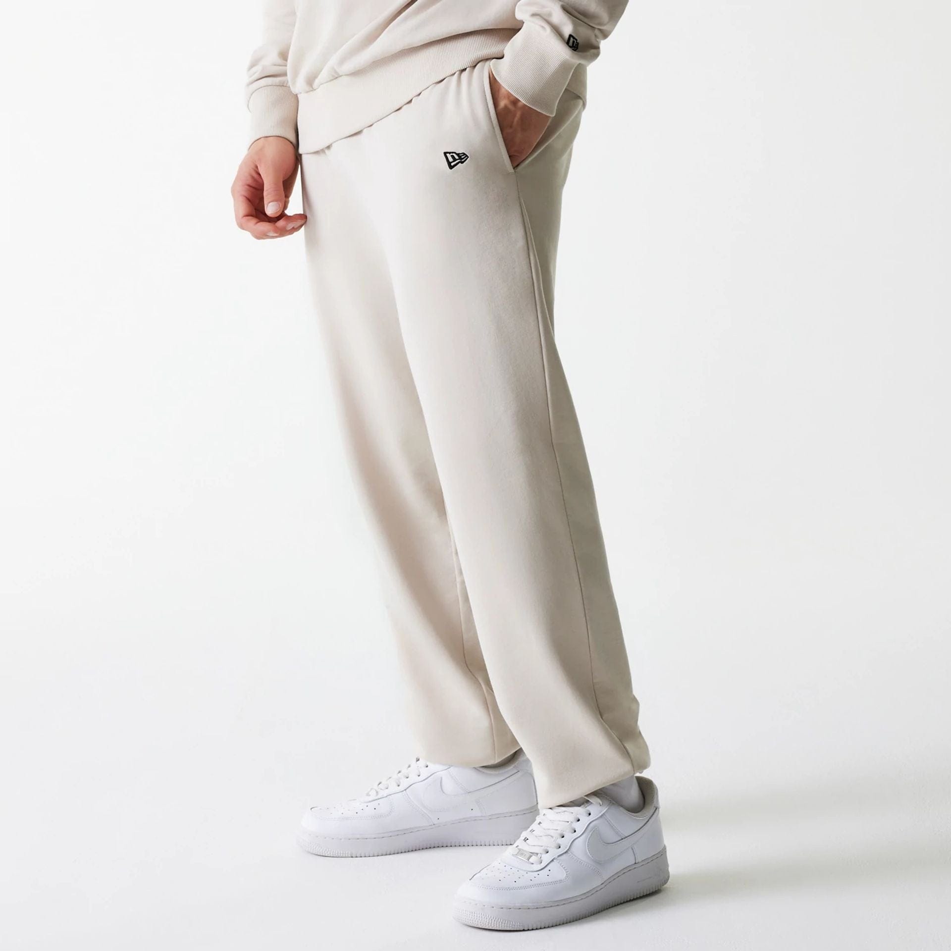 The Male model is wearing New York Yankees MLB League Essential Midi Cream Joggers 1
