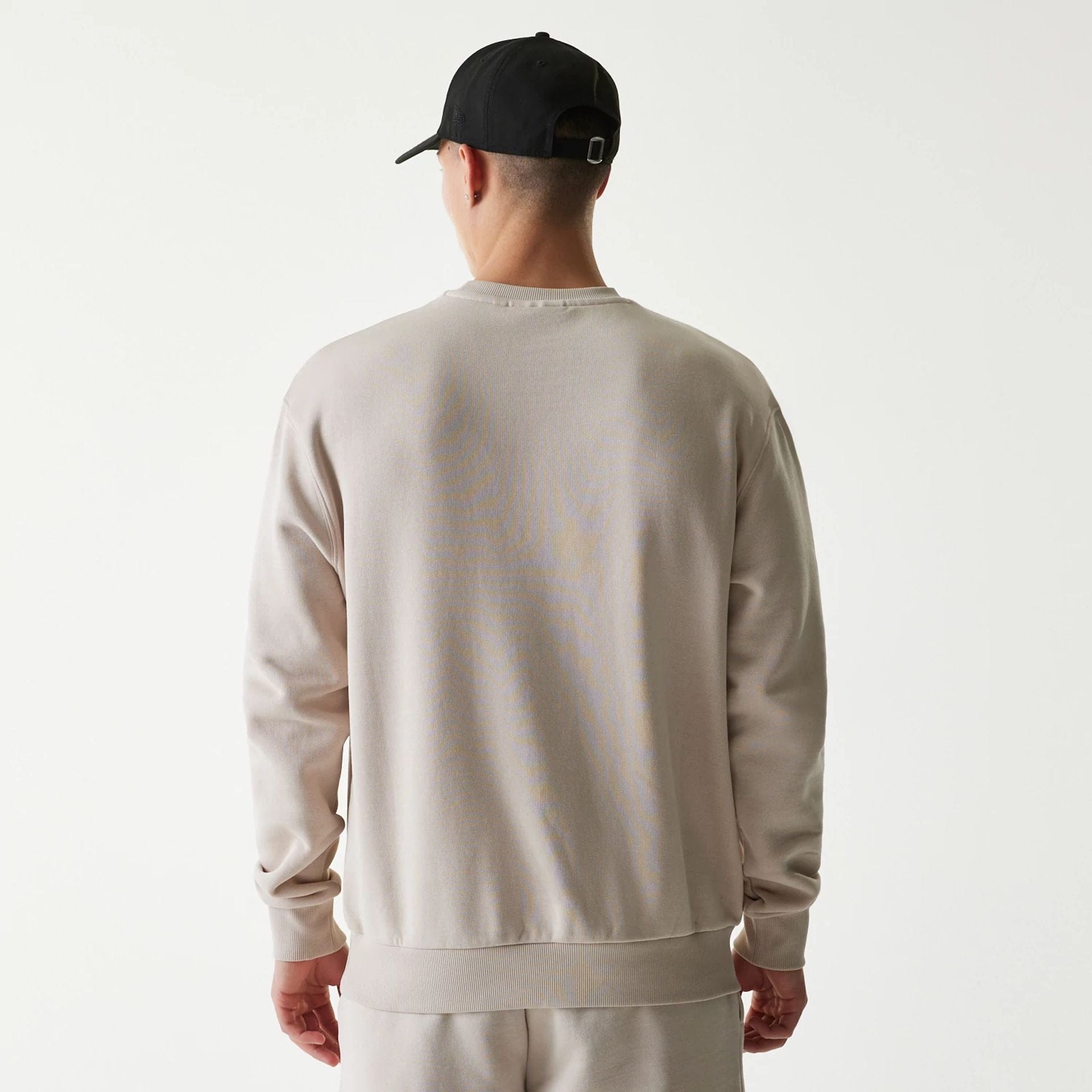The Male model is wearing New York Yankees MLB League Essential Midi Cream Oversized Crew Neck Sweater 2