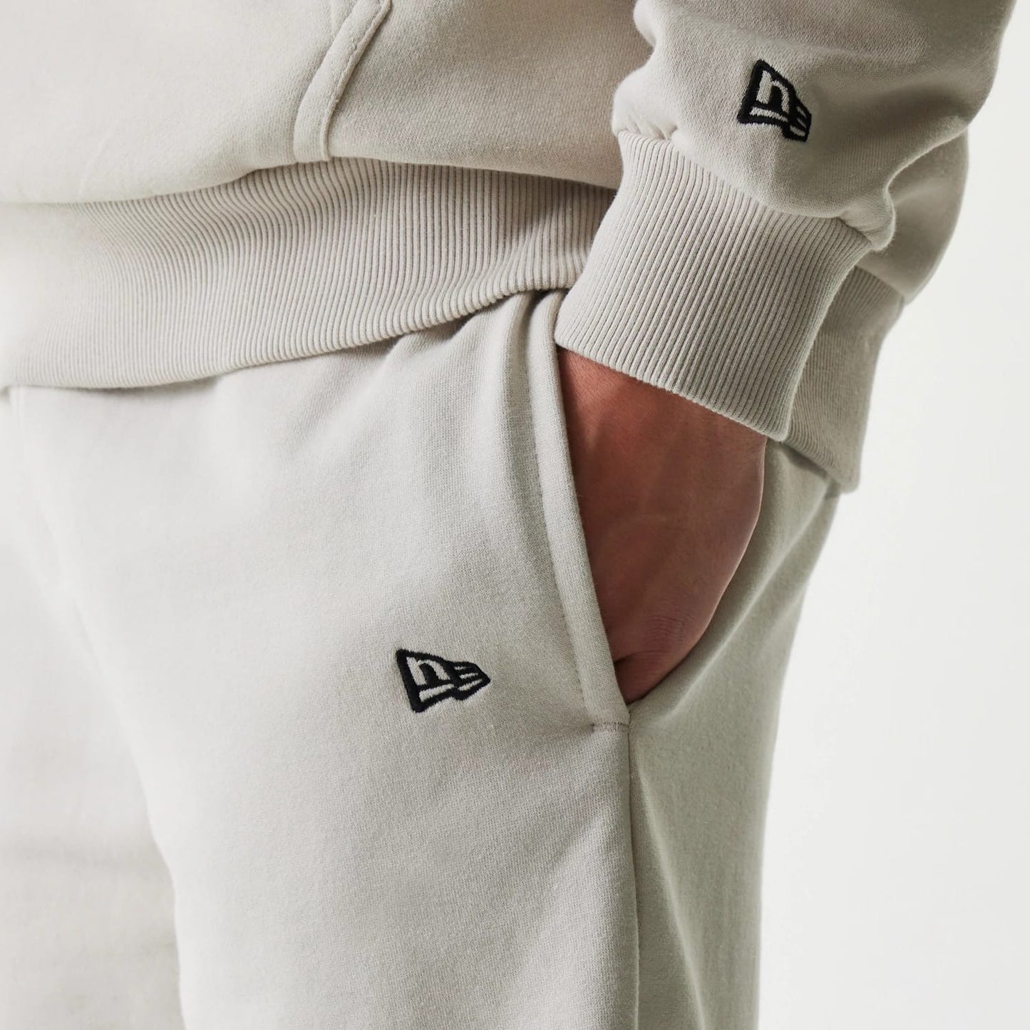 The Male model is wearing New York Yankees MLB League Essential Midi Cream Shorts 5