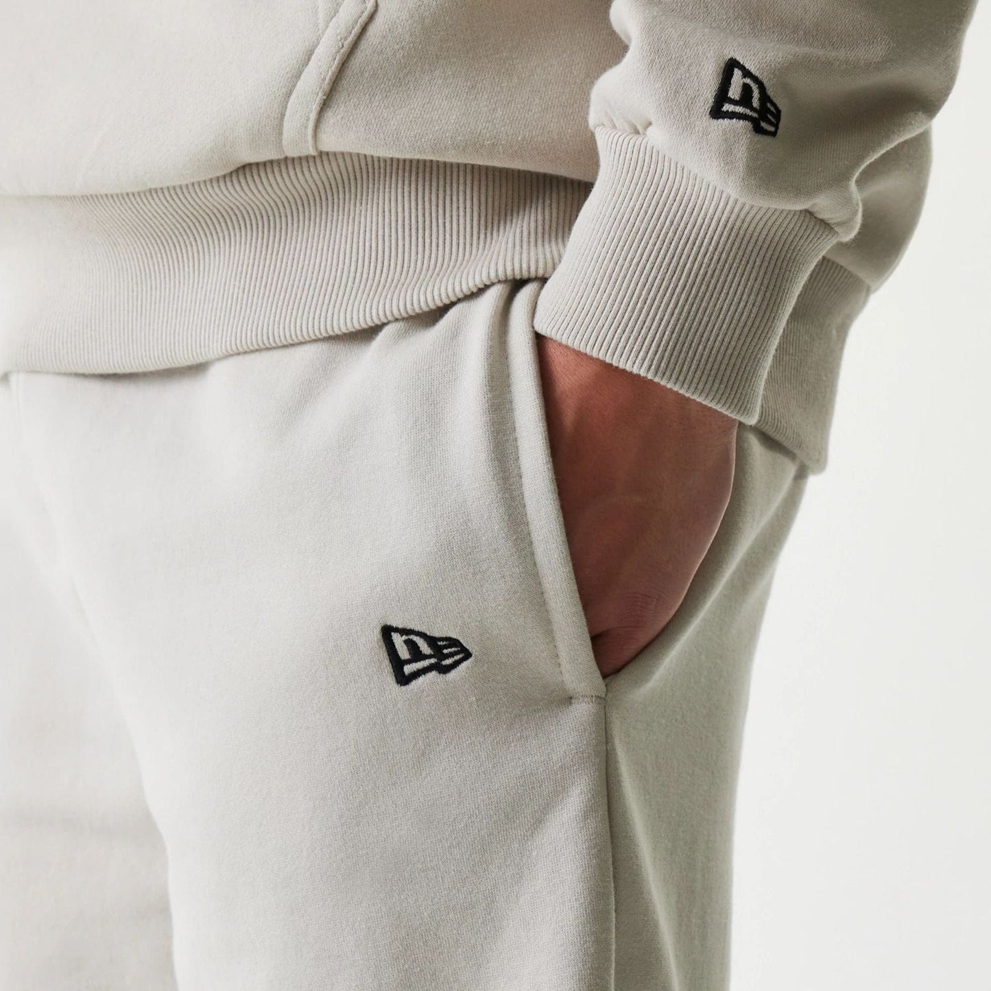 The Male model is wearing New York Yankees MLB League Essential Midi Cream Shorts 5