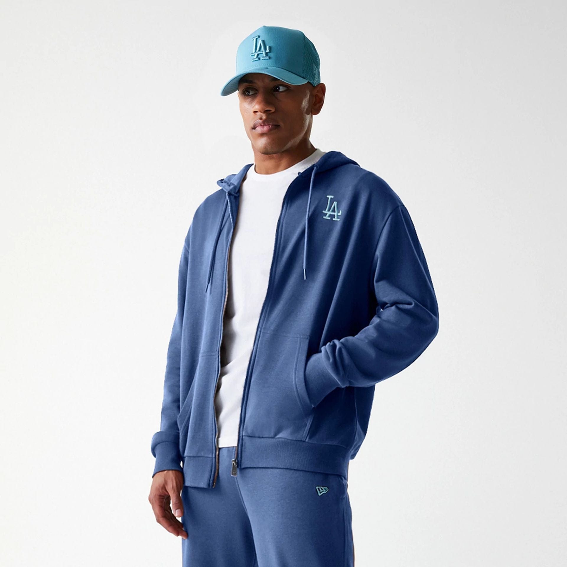 The Male model is wearing LA Dodgers MLB Midi League Essential Dark Blue Oversized Full Zip Hoodie 5