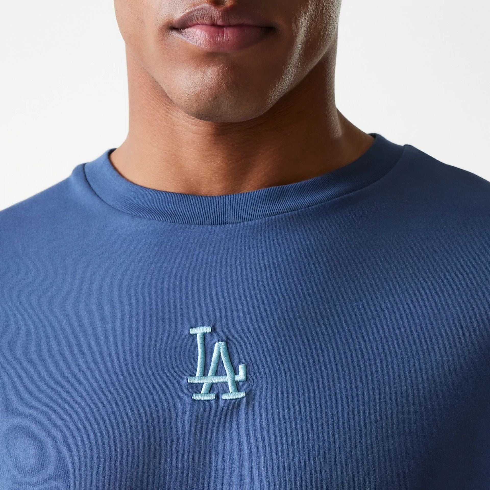 The Male model is wearing LA Dodgers MLB Midi League Essential Dark Blue Oversized T-Shirt 5