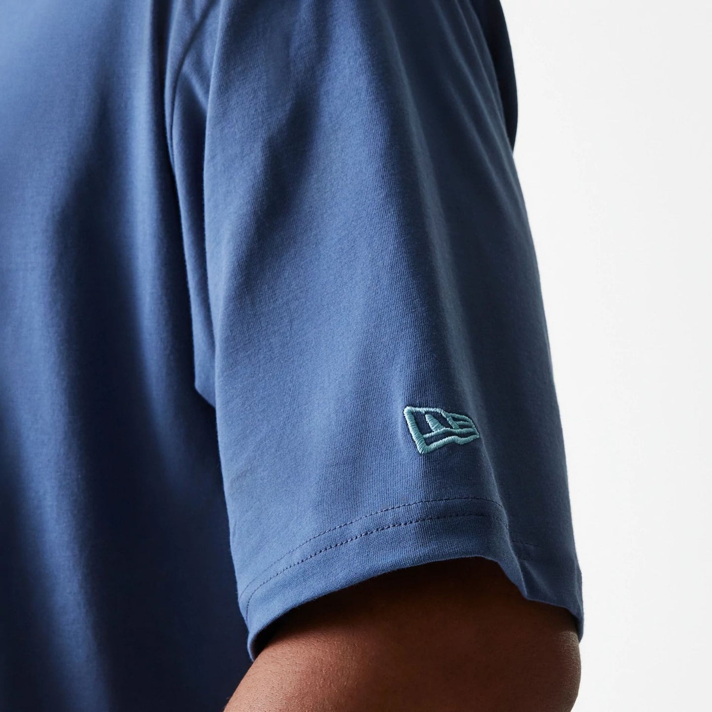 The Male model is wearing LA Dodgers MLB Midi League Essential Dark Blue Oversized T-Shirt 7
