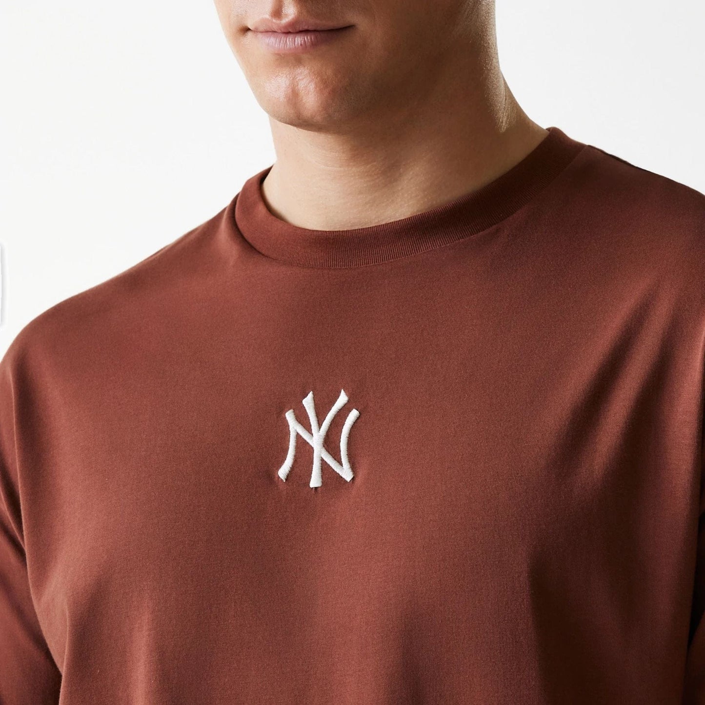 The Male model is wearing New York Yankees MLB Midi League Essential Brown Oversized T-Shirt 4