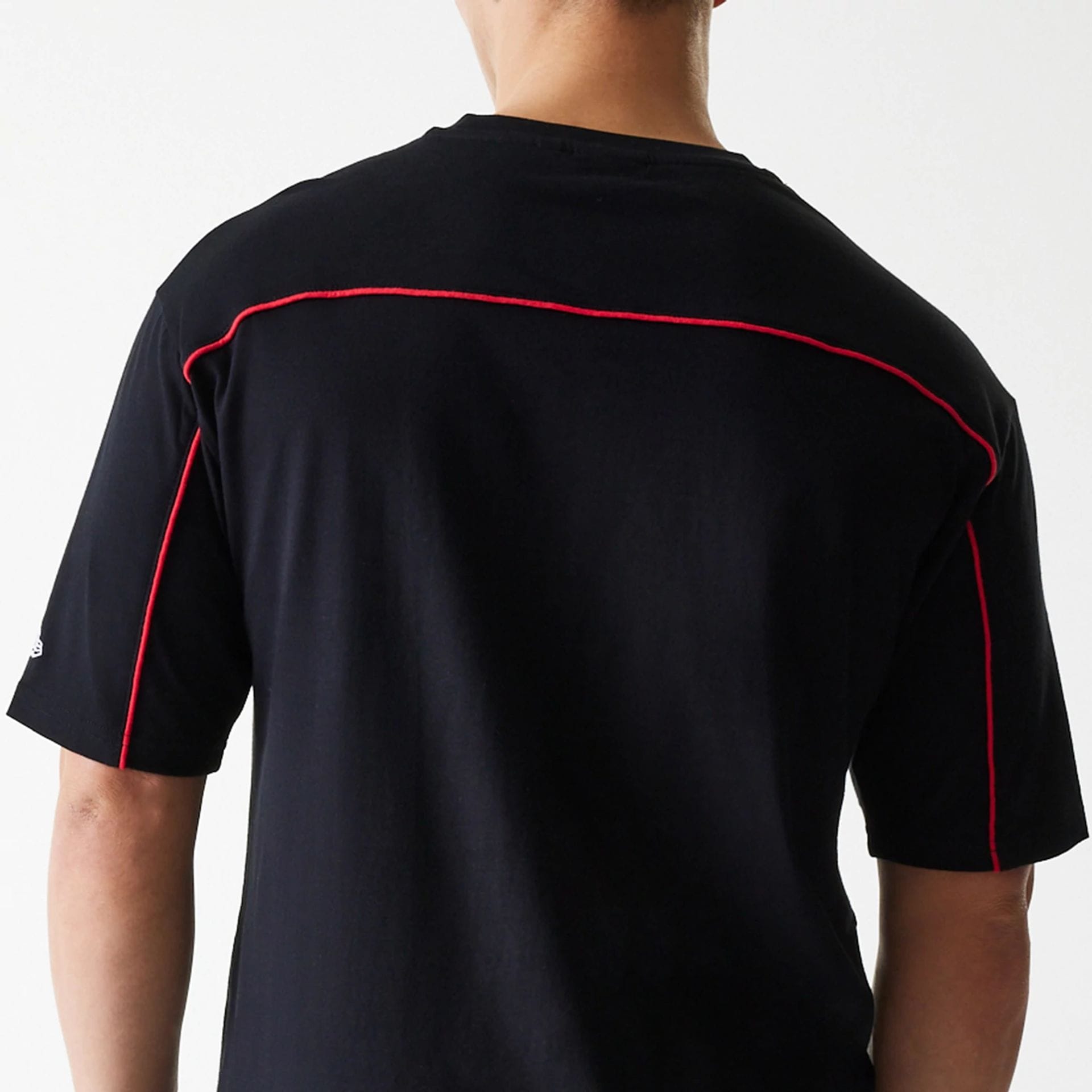The Male model is wearing Chicago Bulls NBA Piping Black Oversized T-Shirt 7