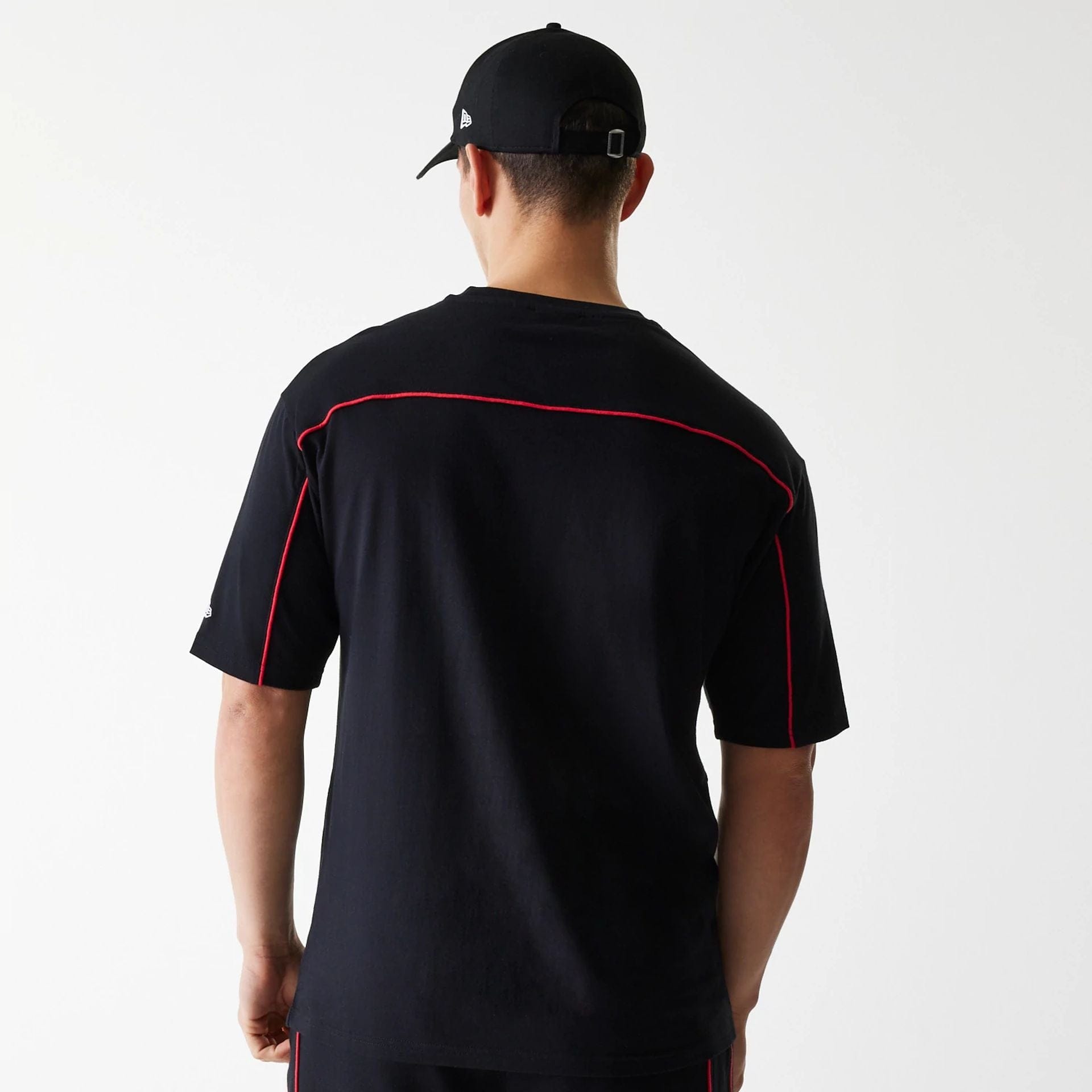 The Male model is wearing Chicago Bulls NBA Piping Black Oversized T-Shirt 2