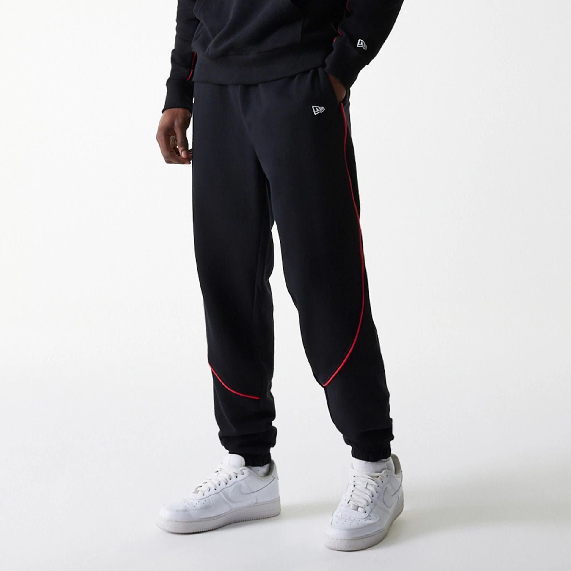 The Male model is wearing Chicago Bulls NBA Piping Black Joggers 8
