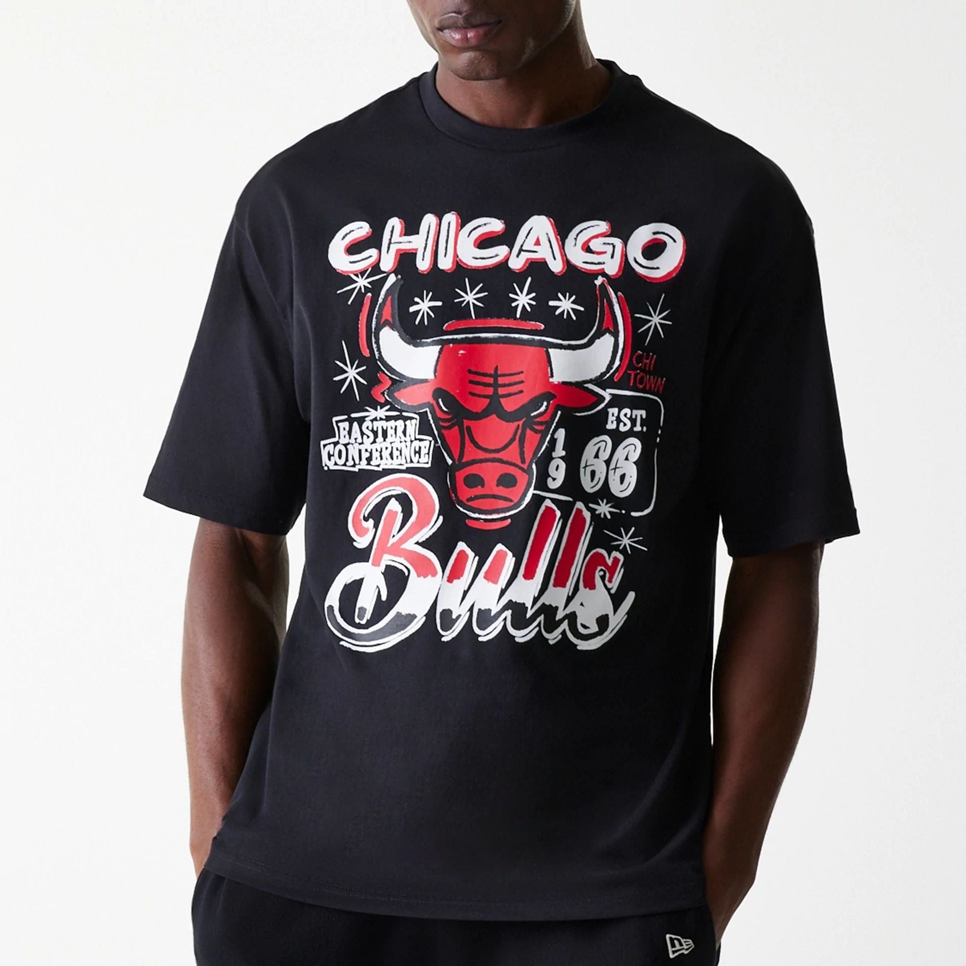 The Male model is wearing Chicago Bulls NBA Graphic Black Oversized T-Shirt 3