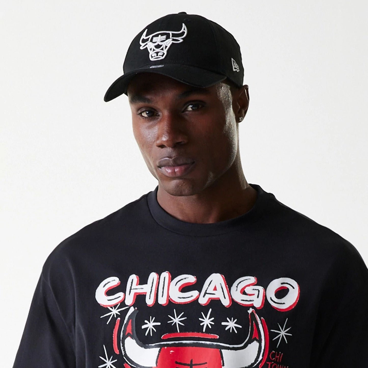 The Male model is wearing Chicago Bulls NBA Graphic Black Oversized T-Shirt 4