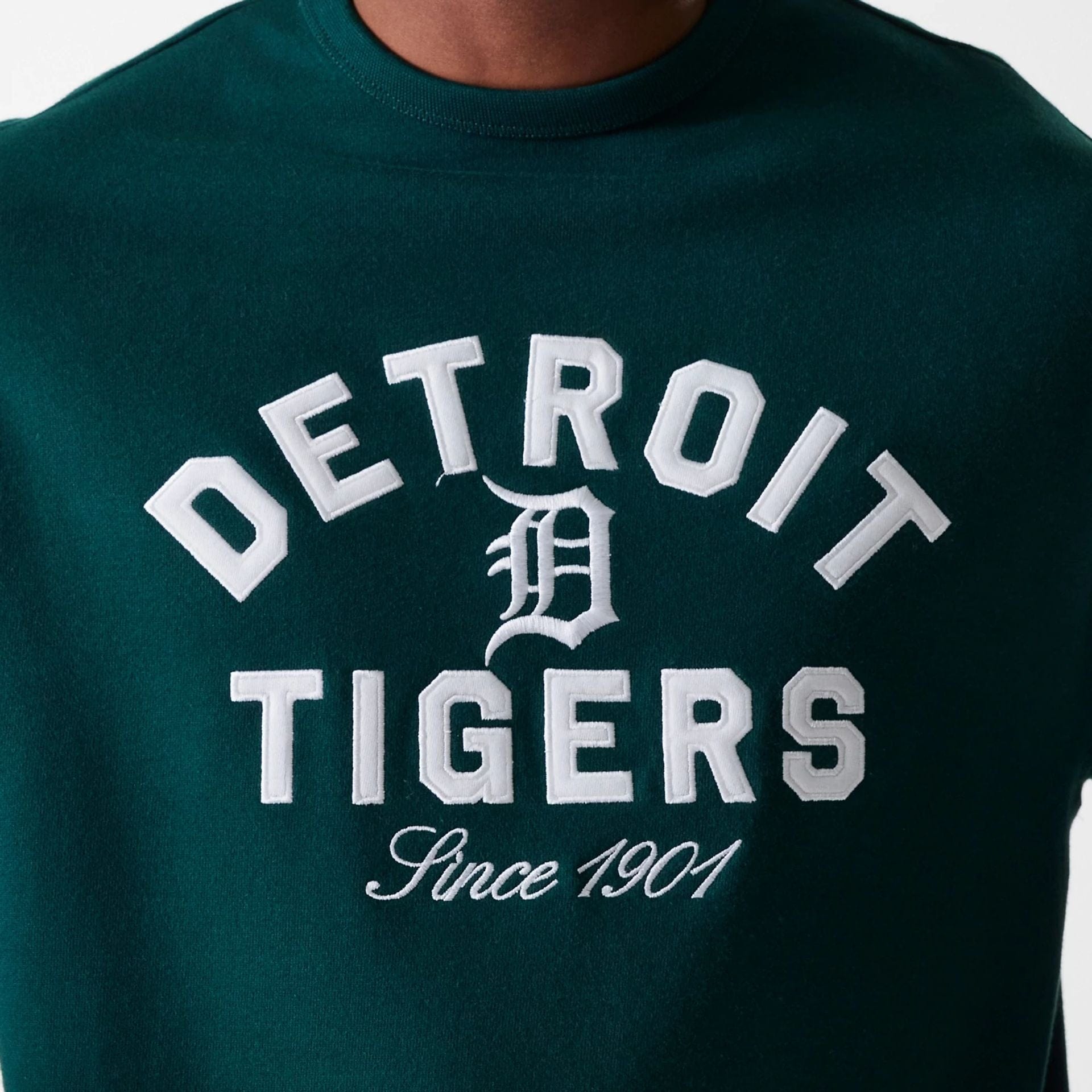 The Male model is wearing Detroit Tigers MLB Heritage Dark Green Oversized Crew Neck Sweater 6