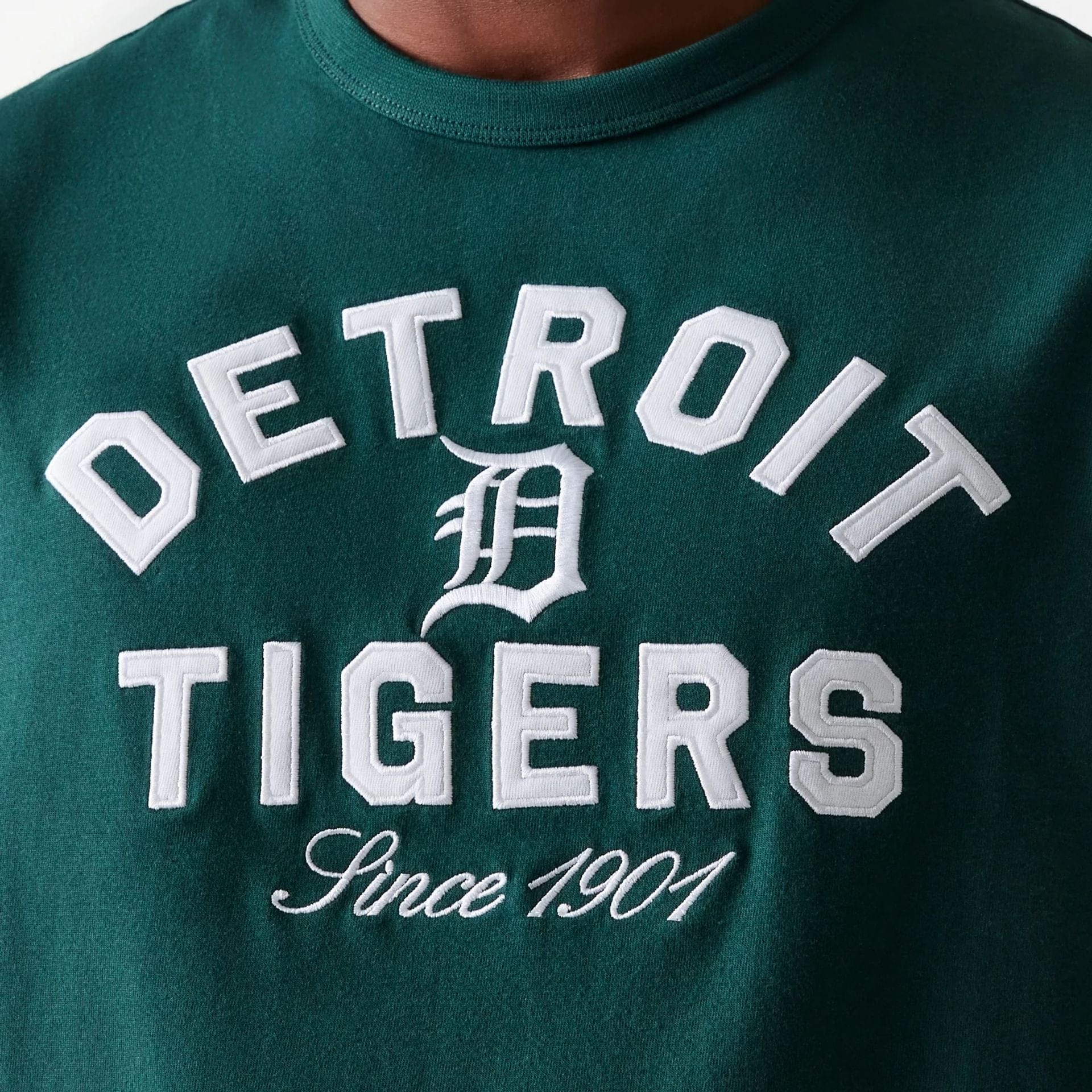 The Male model is wearing Detroit Tigers MLB Heritage Dark Green Oversized T-Shirt 4