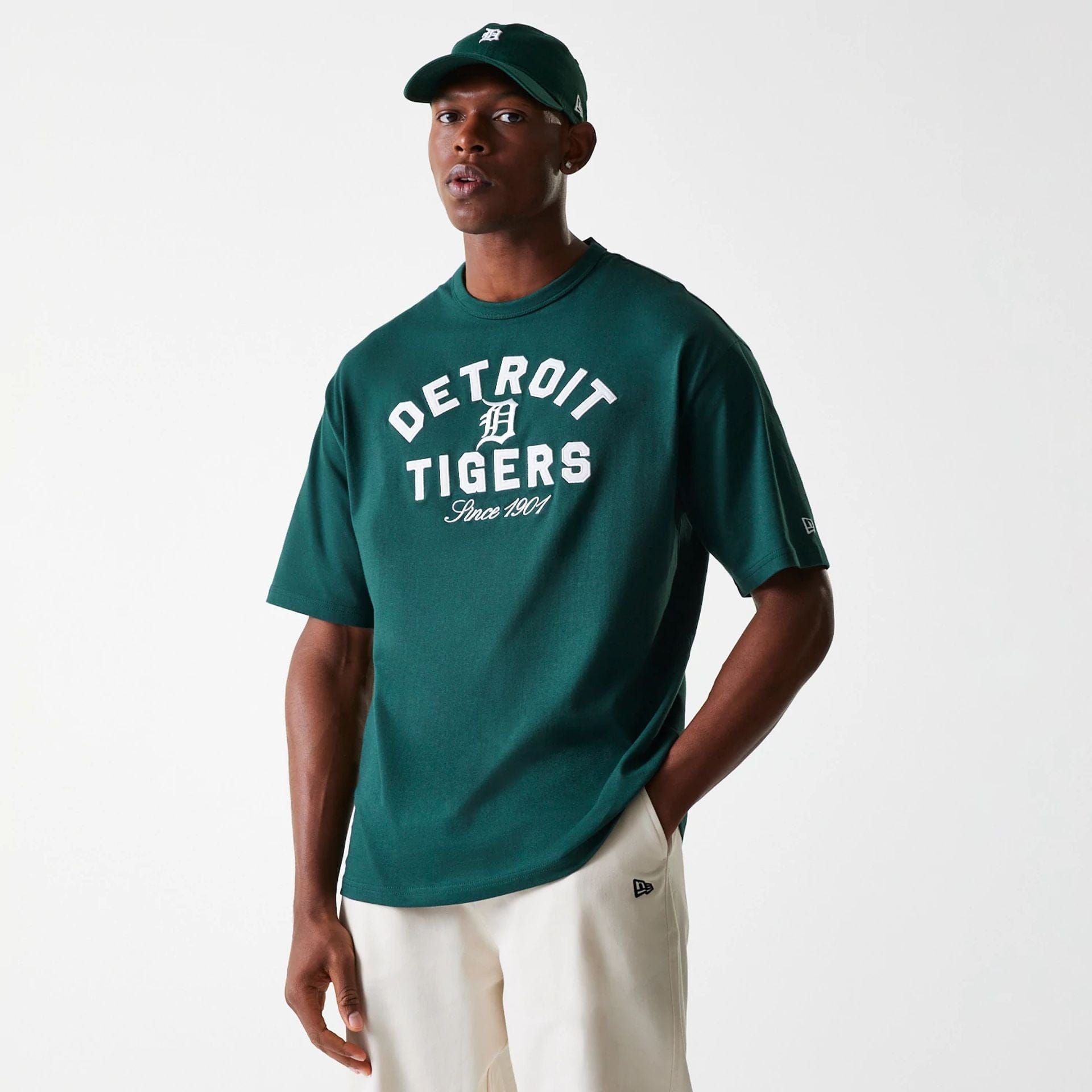 The Male model is wearing Detroit Tigers MLB Heritage Dark Green Oversized T-Shirt 1