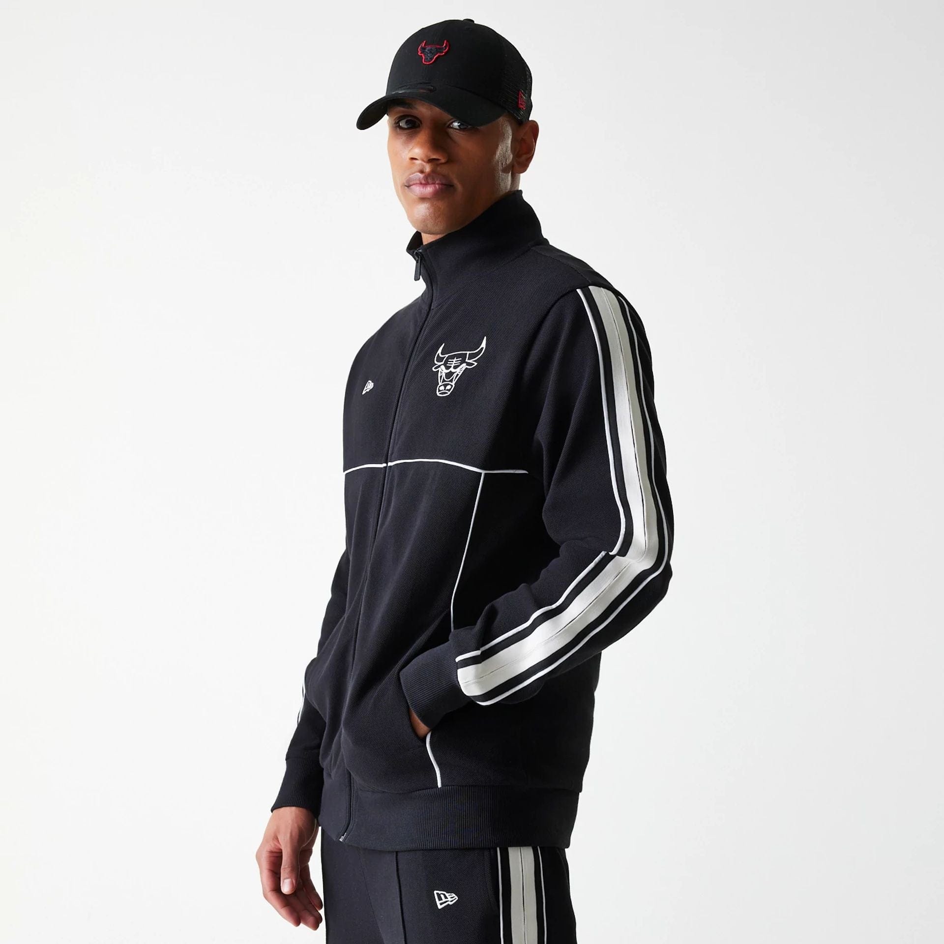NBA Outline Chicago Bulls Black Track Jacket | New Era Cap UK