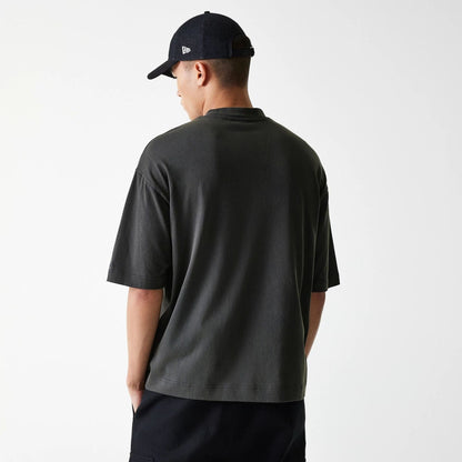 The Male model is wearing Chicago Bulls NBA Washed Graphic Grey T-Shirt 2