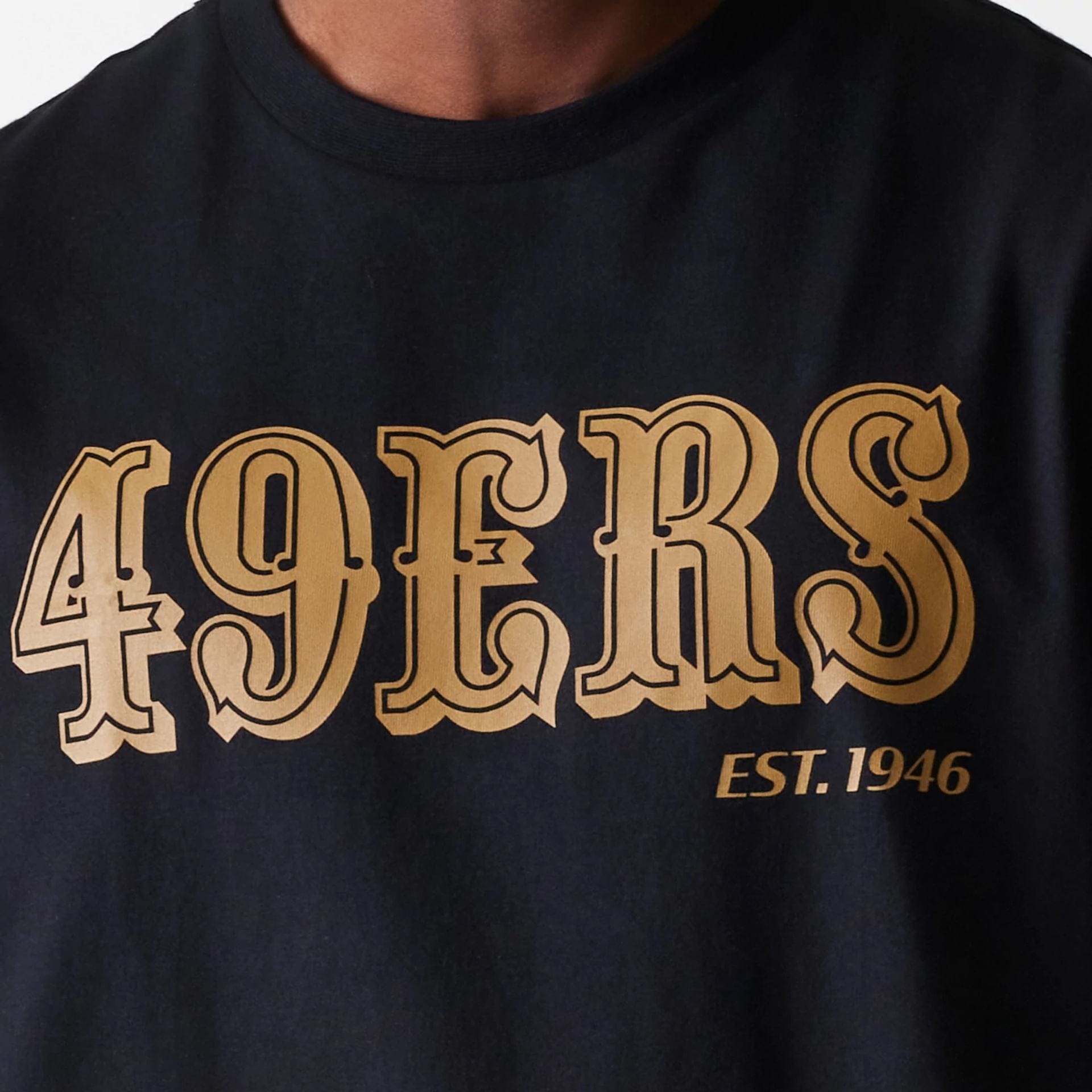 The Male model is wearing San Francisco 49ers NFL Wordmark Black Oversized T-Shirt 4