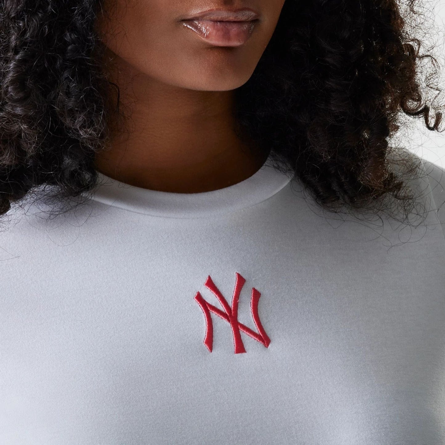 The Female model is wearing New York Yankees Womens MLB Midi League Essential White T-Shirt 4