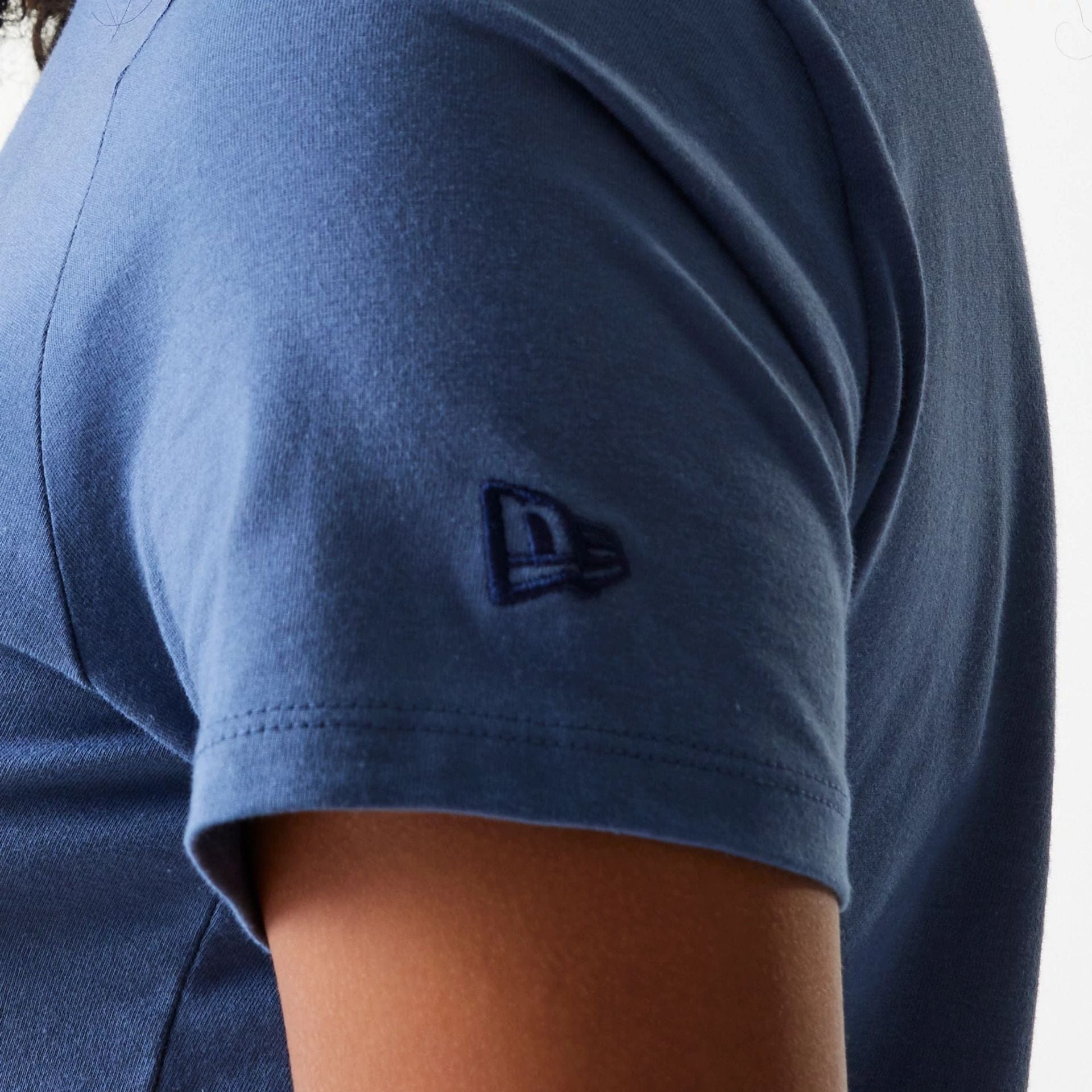 The Female model is wearing LA Dodgers Womens MLB Midi League Essential Dark Blue T-Shirt 5