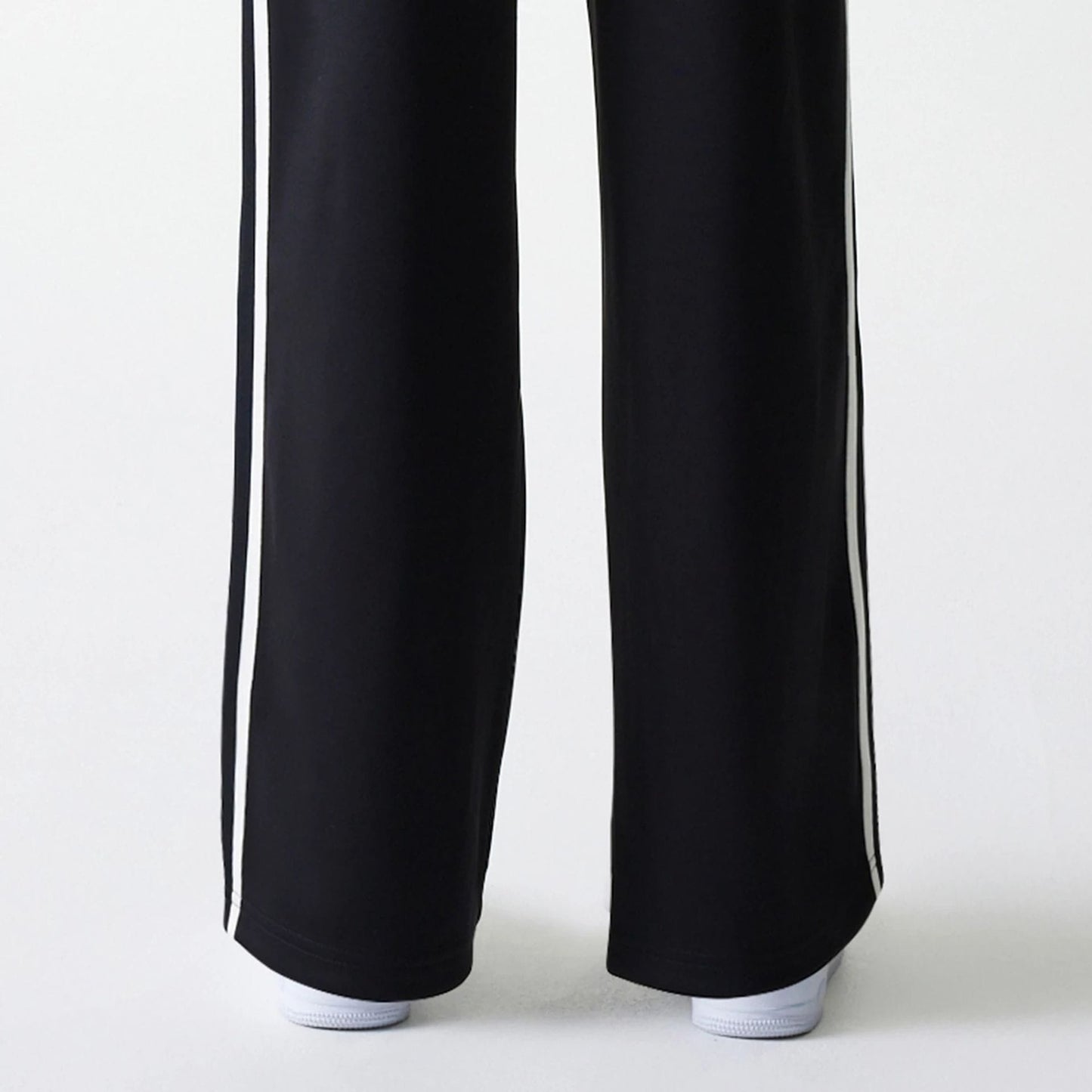 The Female model is wearing New York Yankees Womens MLB Midi Logo Black Track Pants 7