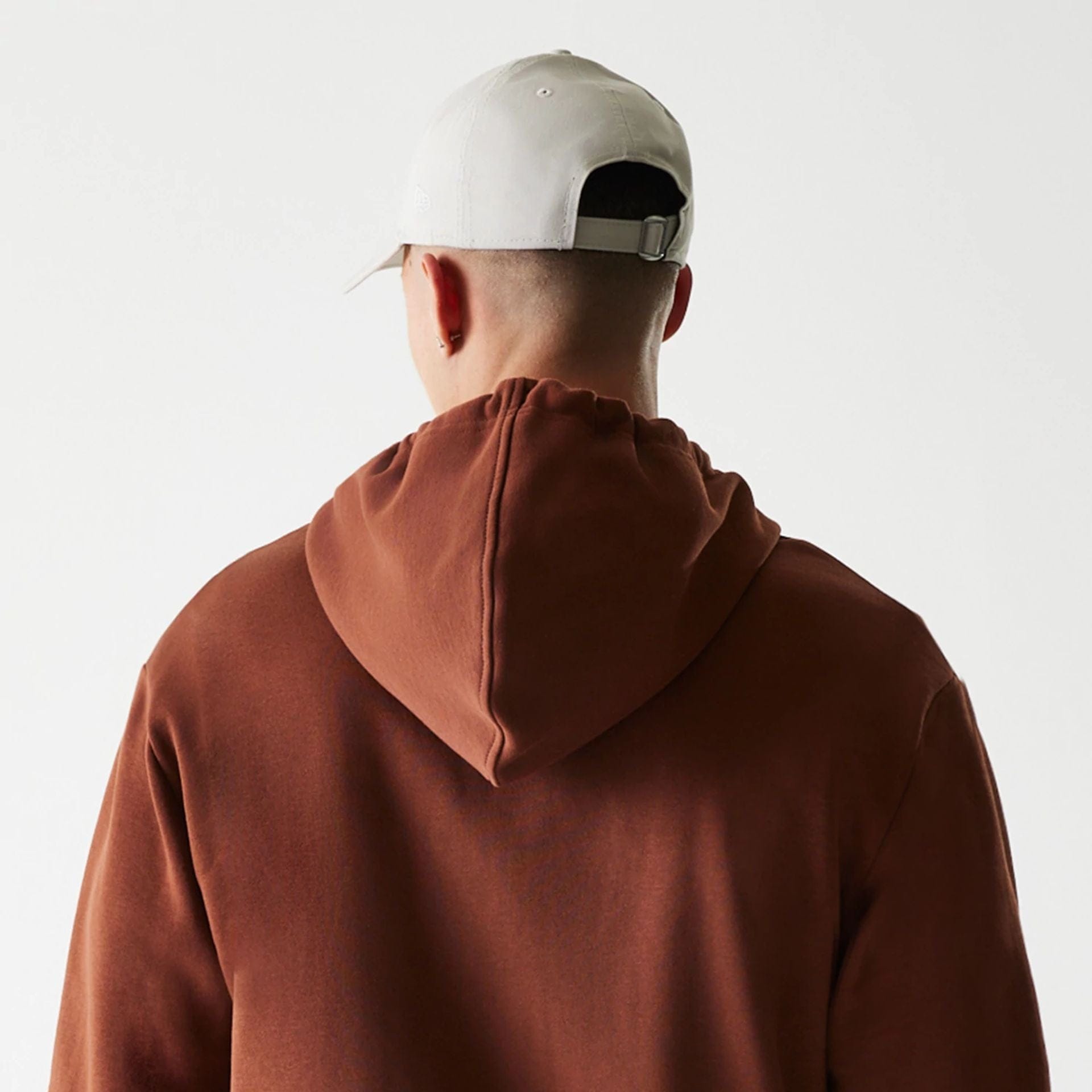 The Male model is wearing New York Yankees MLB Midi League Essential Brown Oversized Full Zip Hoodie 7