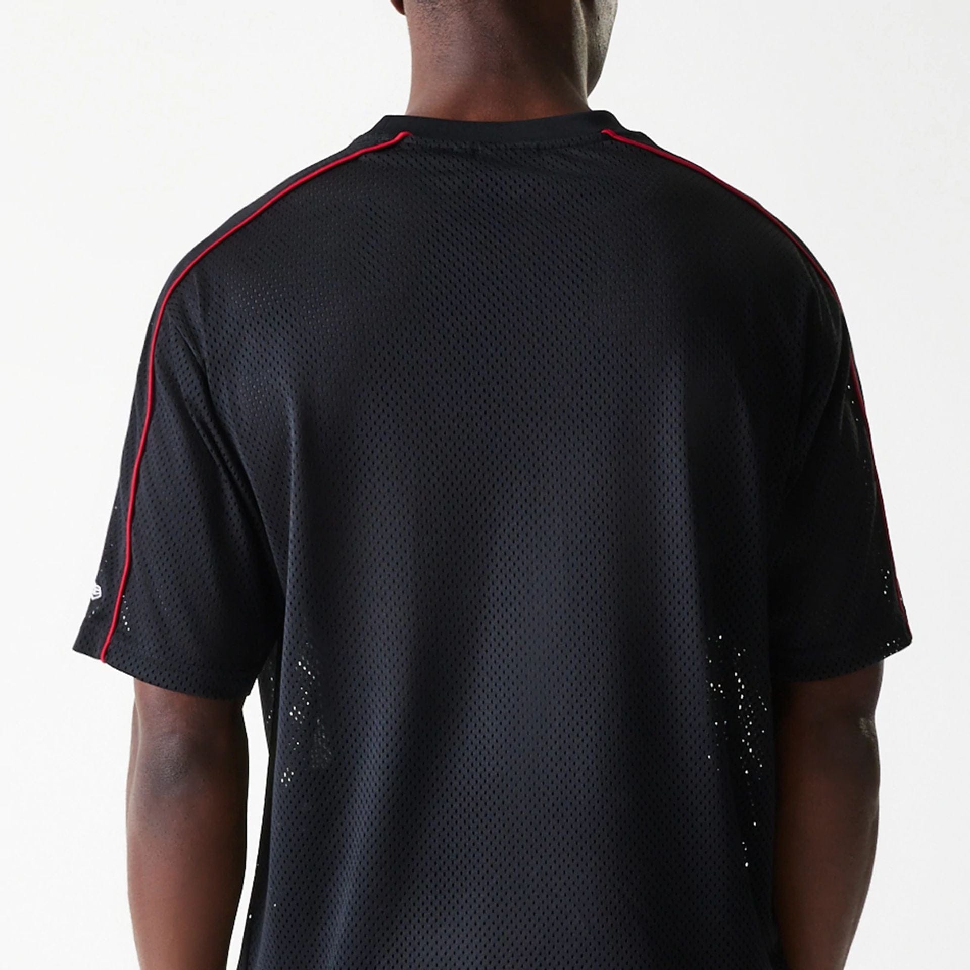 The Male model is wearing Chicago Bulls NBA Piping Black Oversized Mesh T-Shirt 4