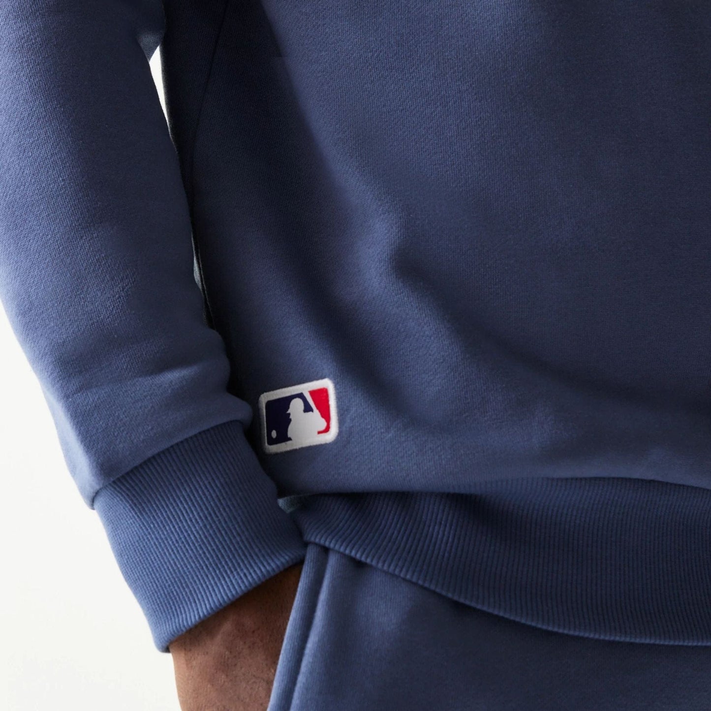 The Male model is wearing LA Dodgers MLB Midi League Essential Dark Blue Oversized Crew Neck Sweater 3