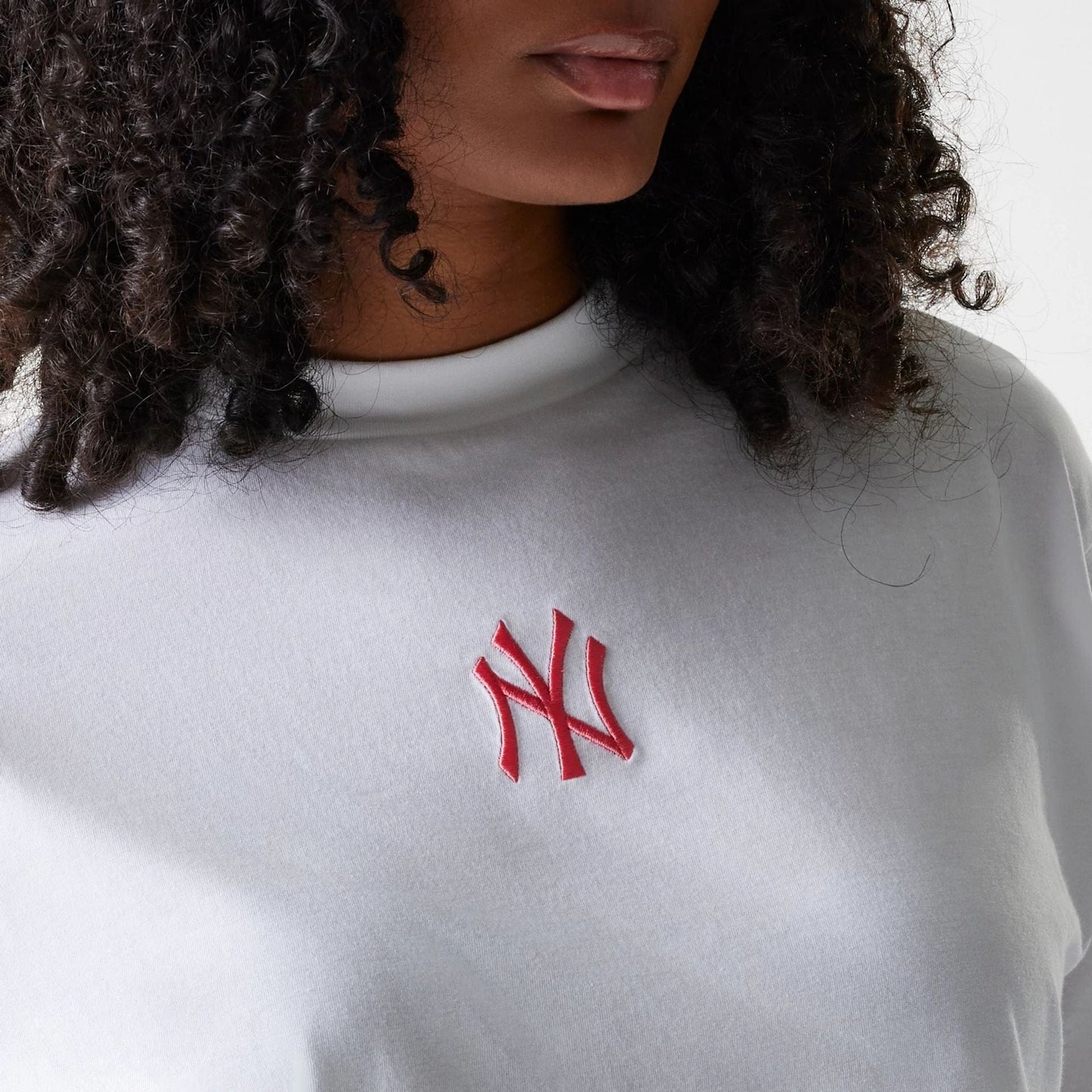 The Female model is wearing New York Yankees Womens League Essential Midi White Crop T-Shirt 4
