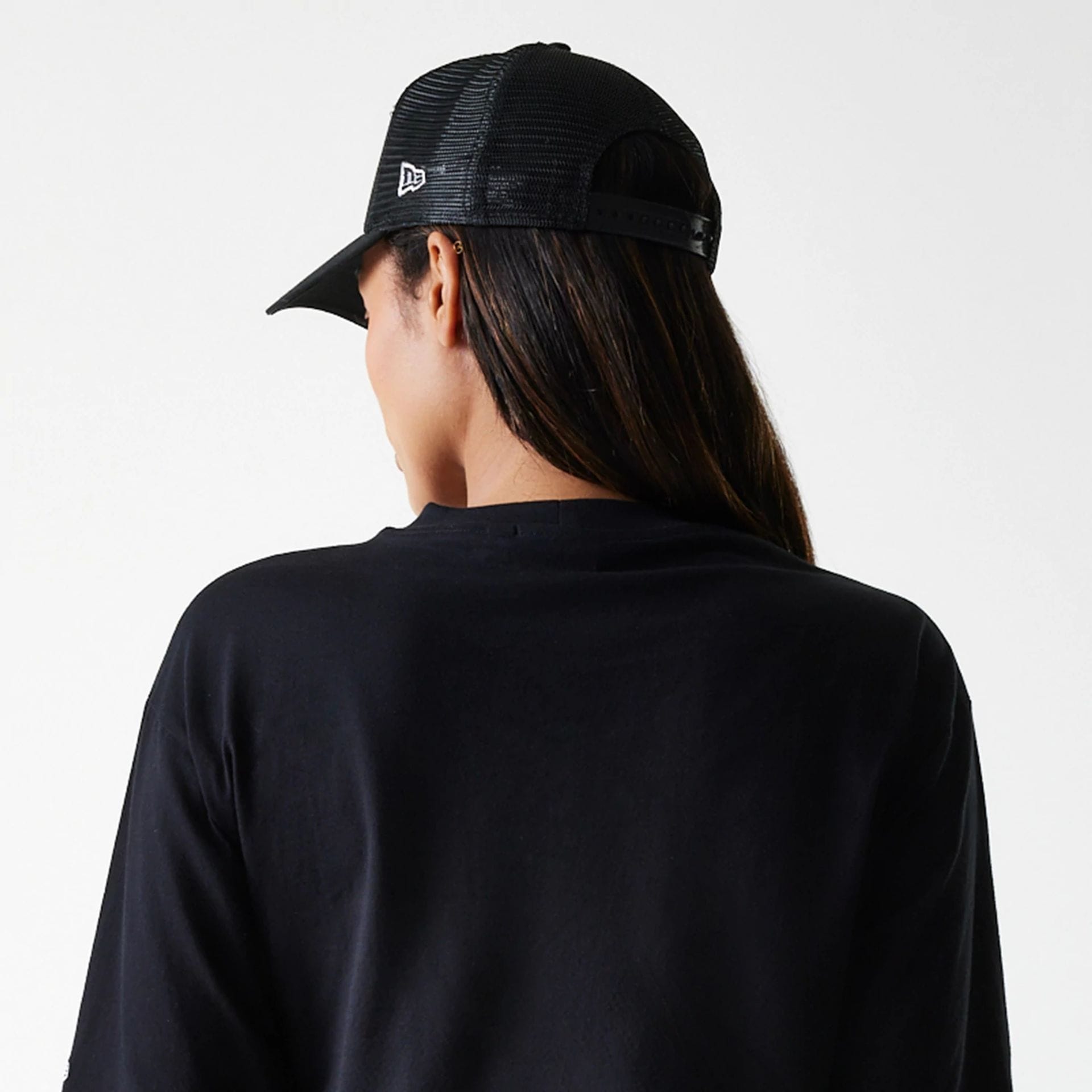 The Female model is wearing New York Yankees Womens League Essential Midi Black Crop T-Shirt 7