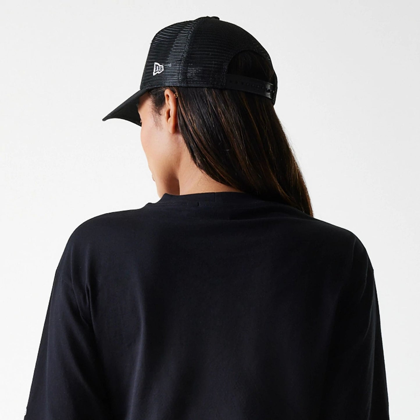 The Female model is wearing New York Yankees Womens League Essential Midi Black Crop T-Shirt 7