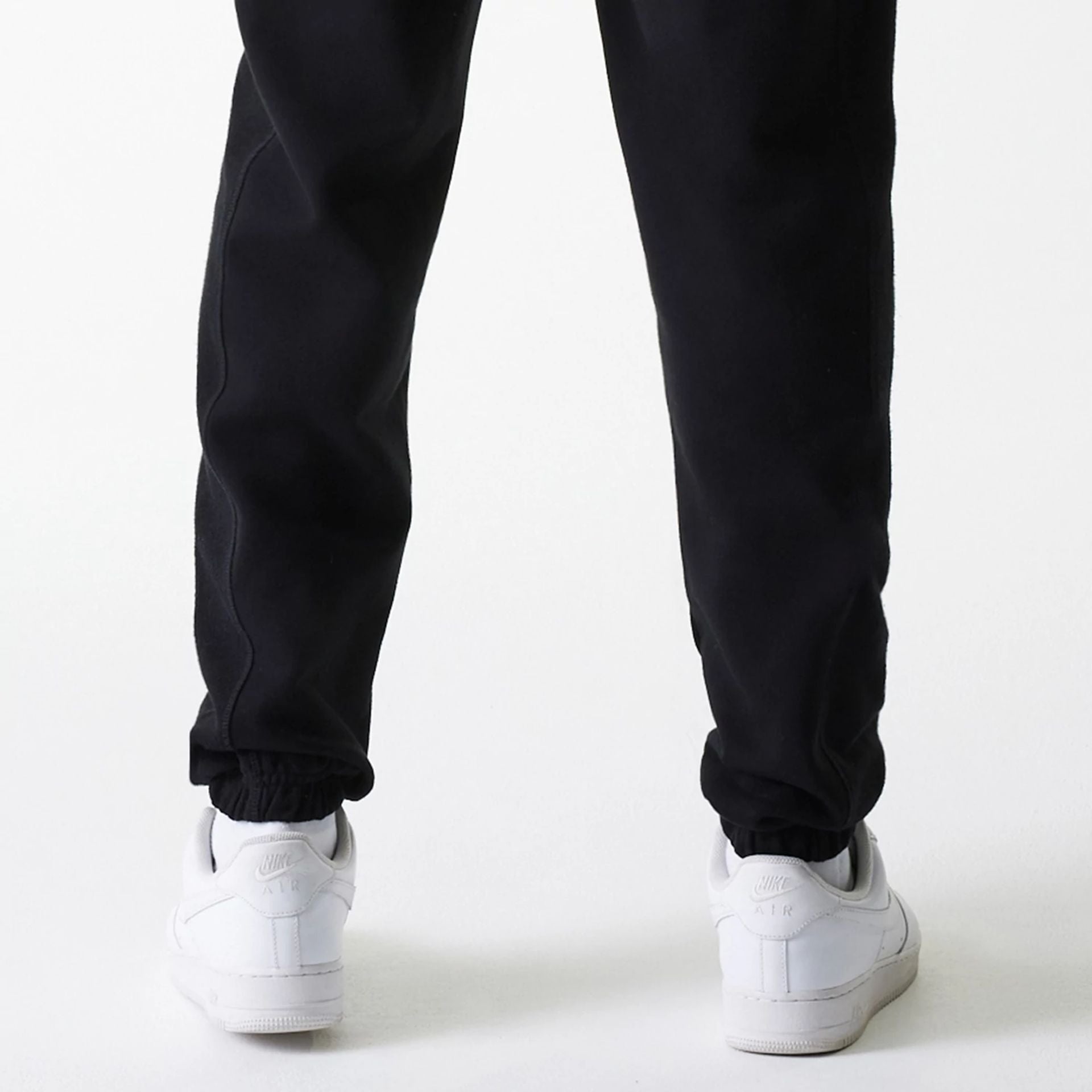 The Male model is wearing Chicago Bulls NBA Arch Graphic Black Joggers 7